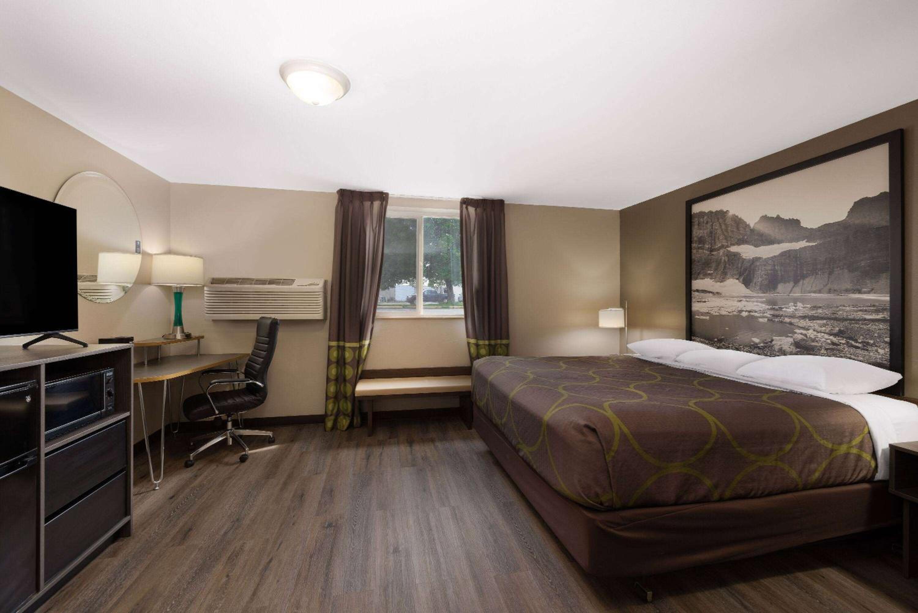 Deluxe Queen Room - Non-Smoking - Photo 1