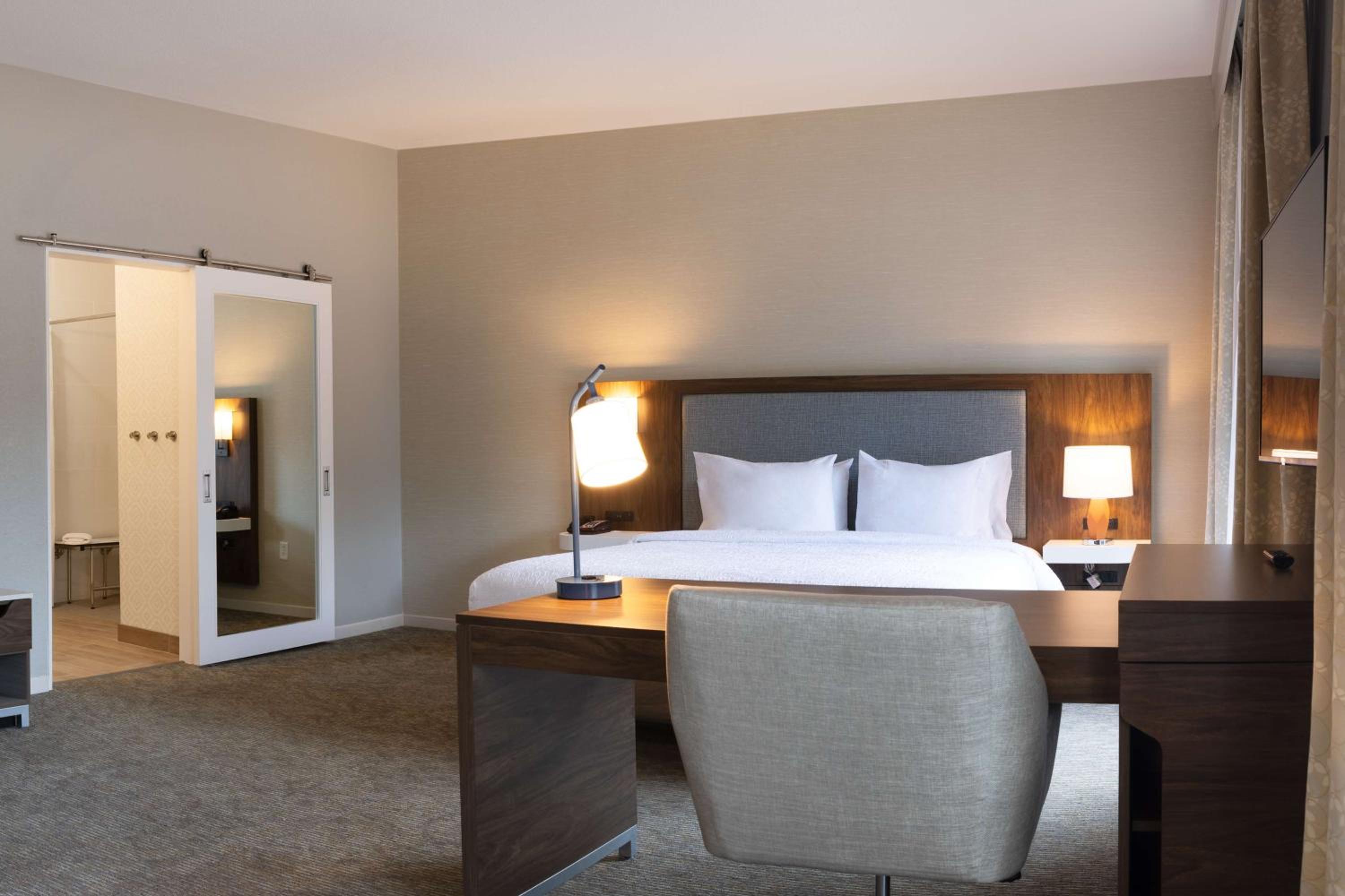 King Suite with Sofa Bed - Non-Smoking - Photo 1