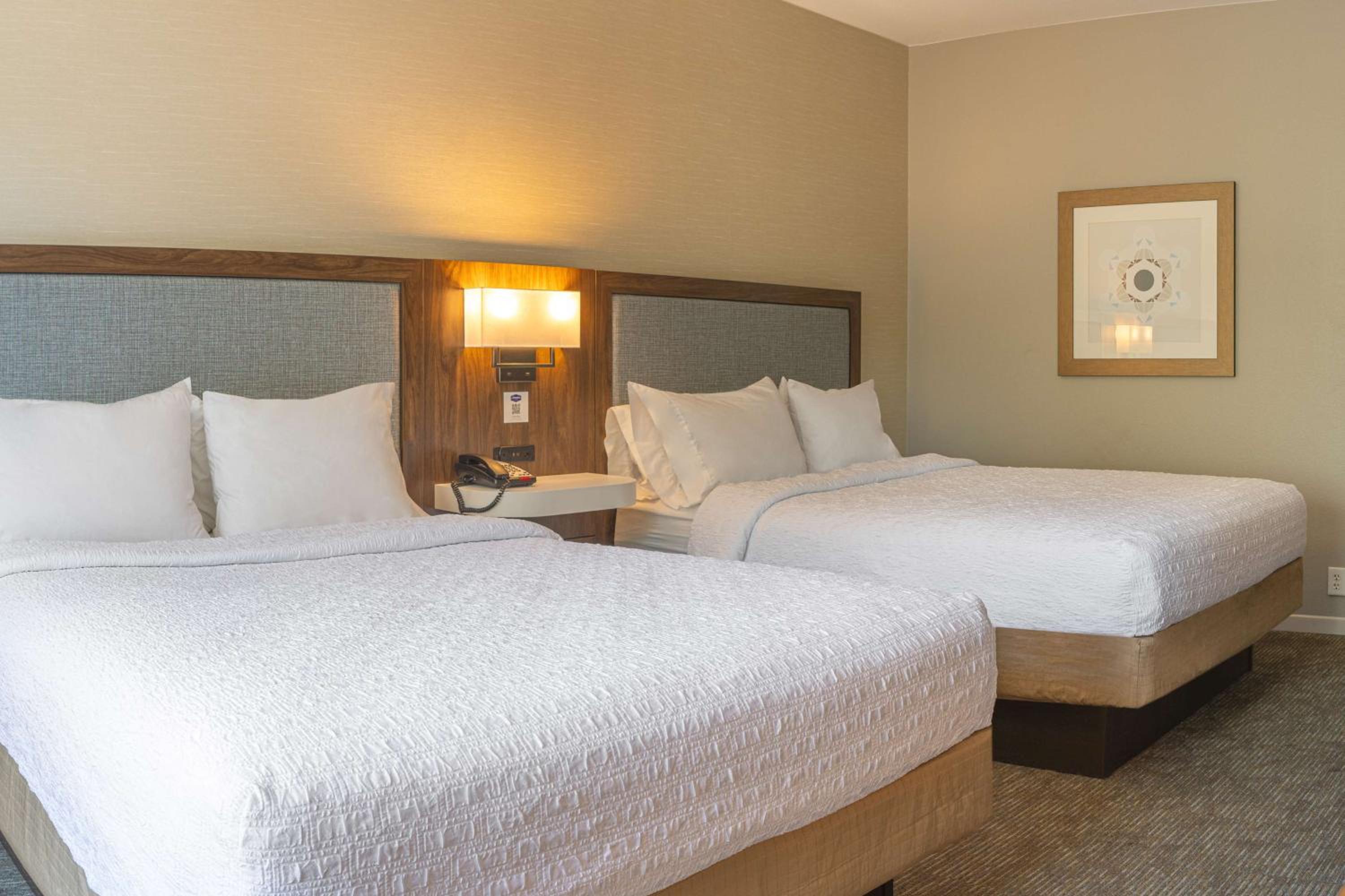 Room with Two Queen Beds - Non-Smoking - Photo 3