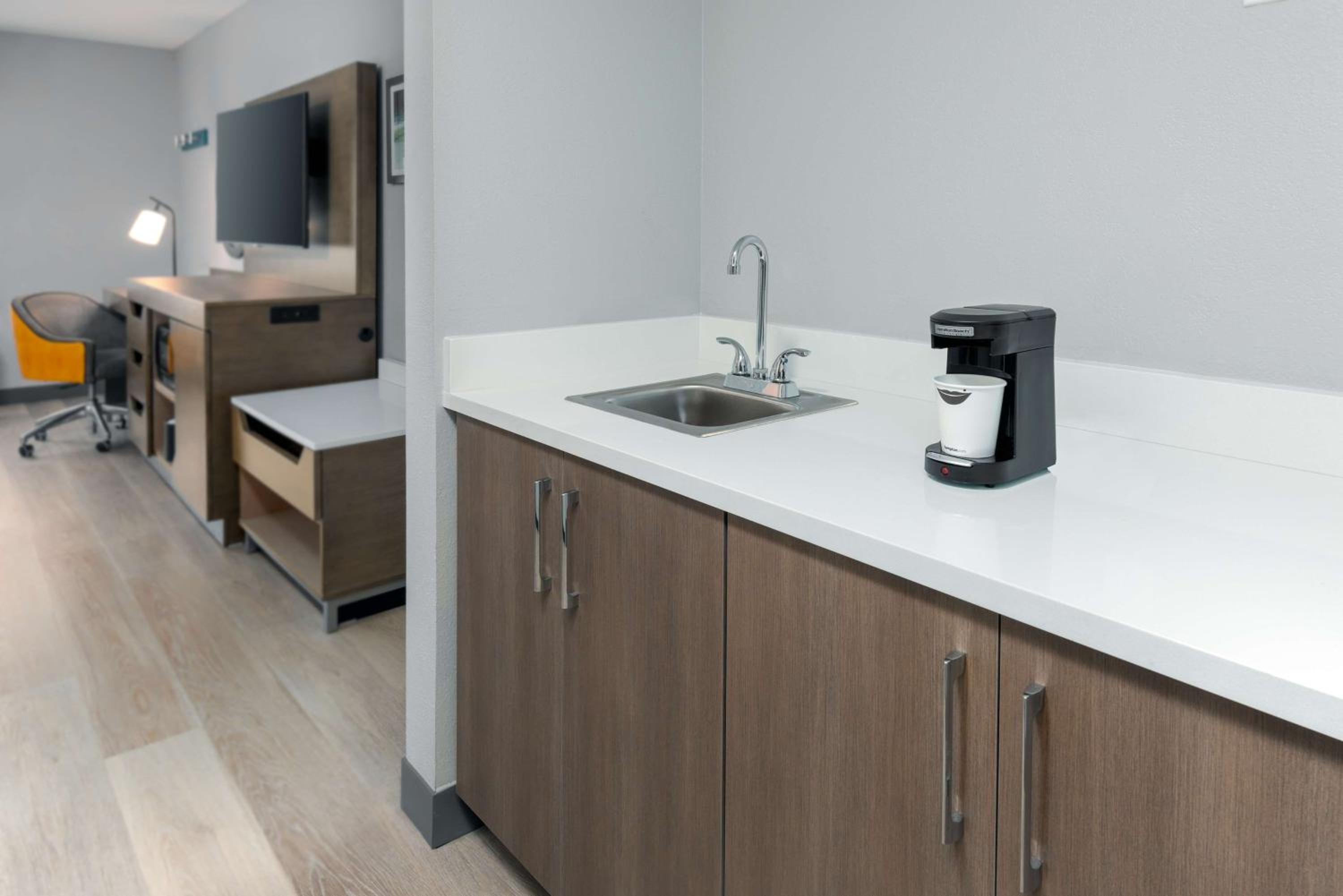 King Room with Microwave and Refrigerator - Non-Smoking - Photo 6