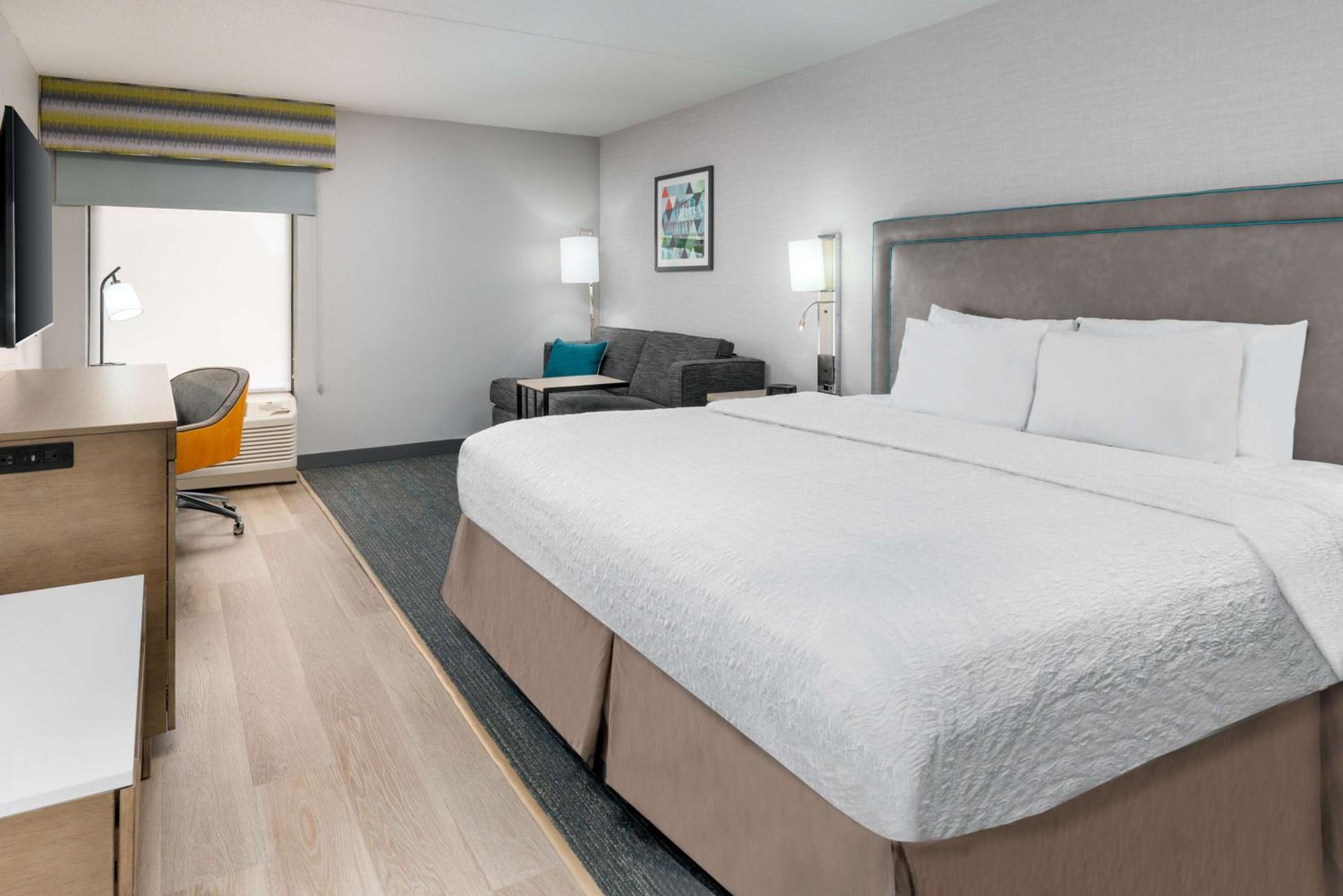 King Room with King Bed - Non-Smoking - Photo 7