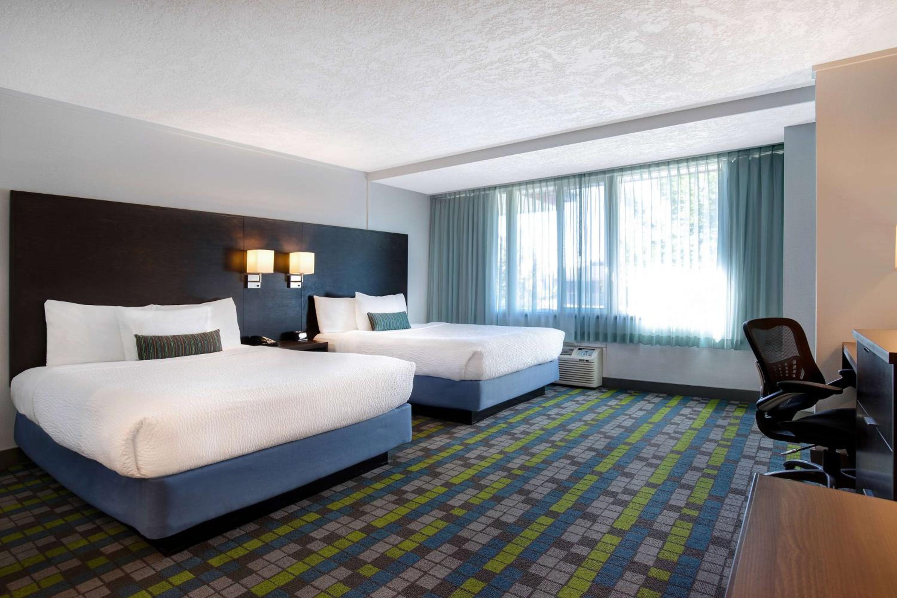 Deluxe Efficiency Room with Two Queen Beds, Non-Smoking - Photo 5