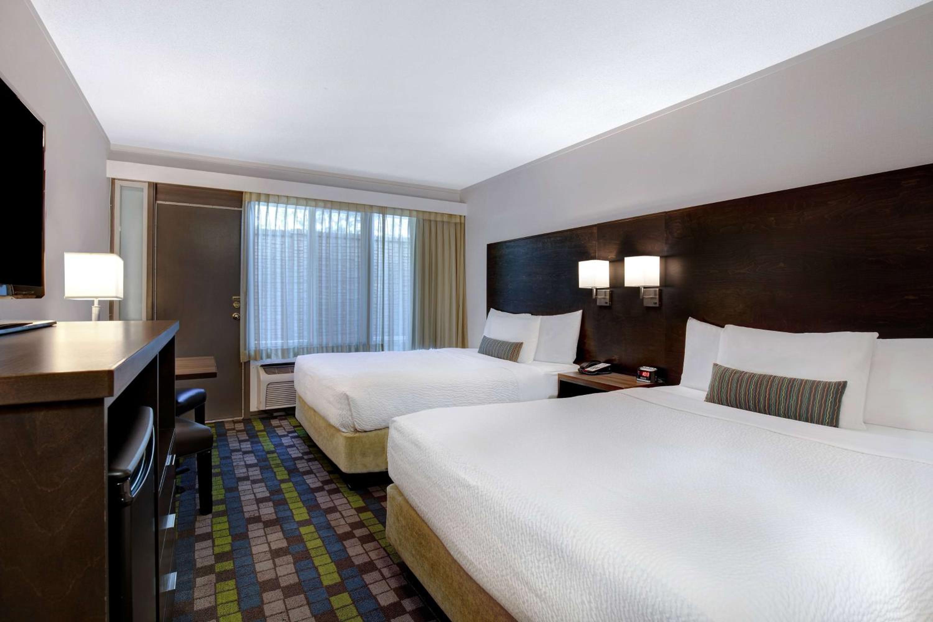 Queen Room with Two Queen Beds - Ground Floor/Non-Smoking - Photo 2