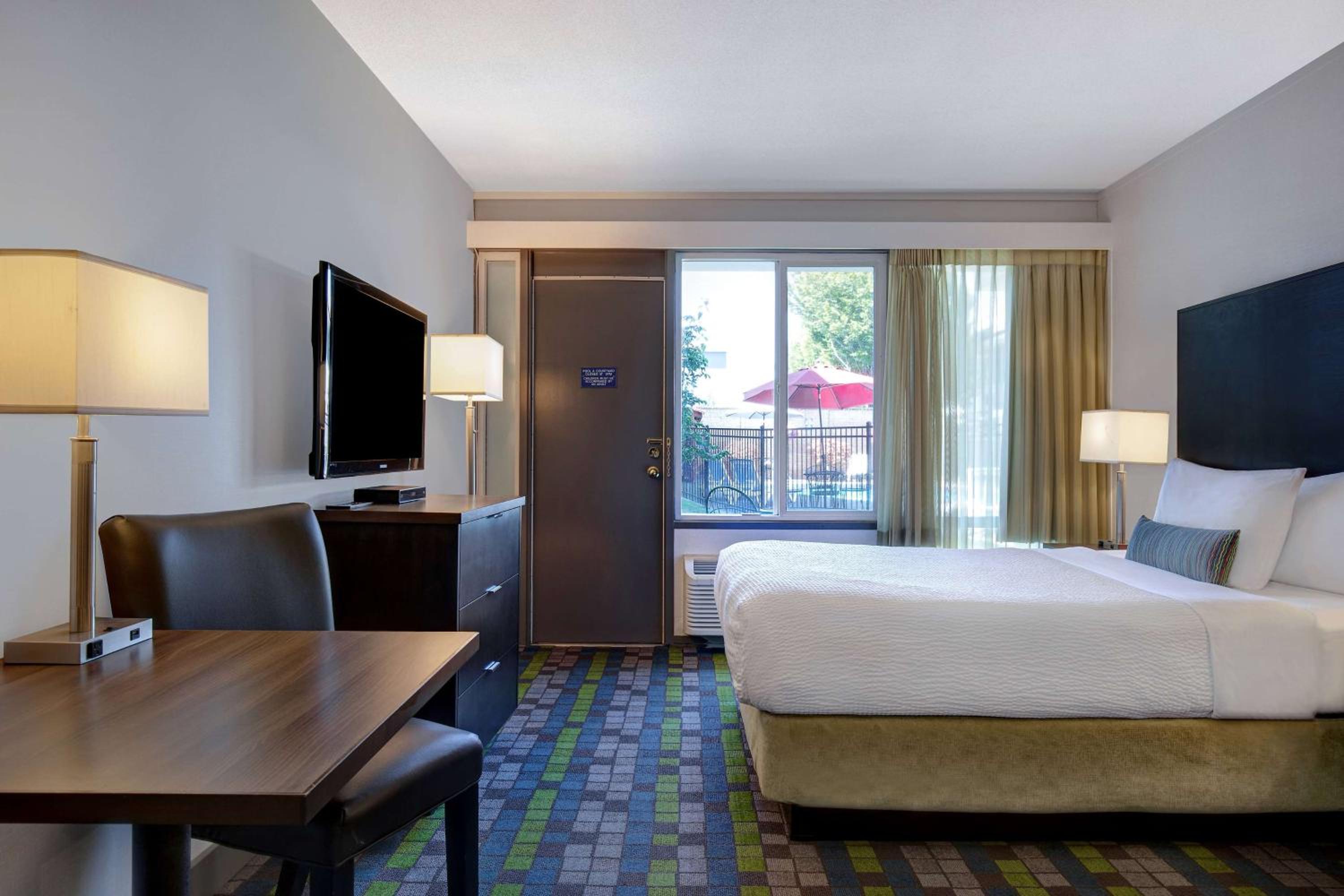 Superior Queen Room with Queen Bed and Pool View - Non-Smoking - Photo 1