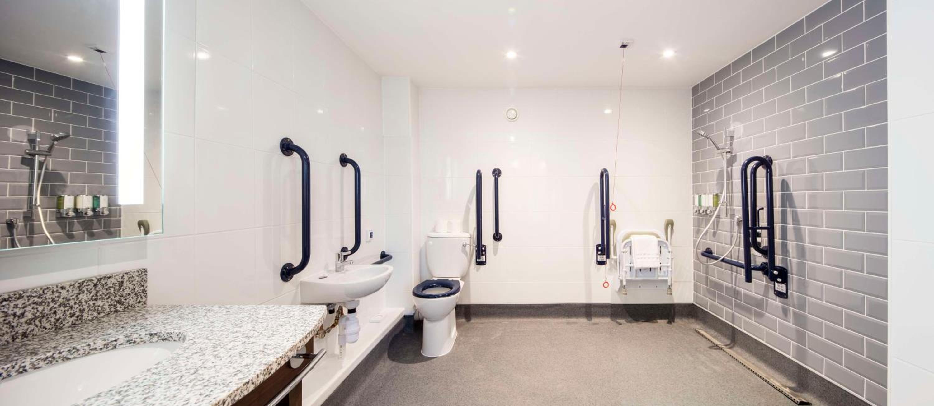 Queen Room with Roll-In Shower - Mobility Accessible/Non-Smoking photo 2