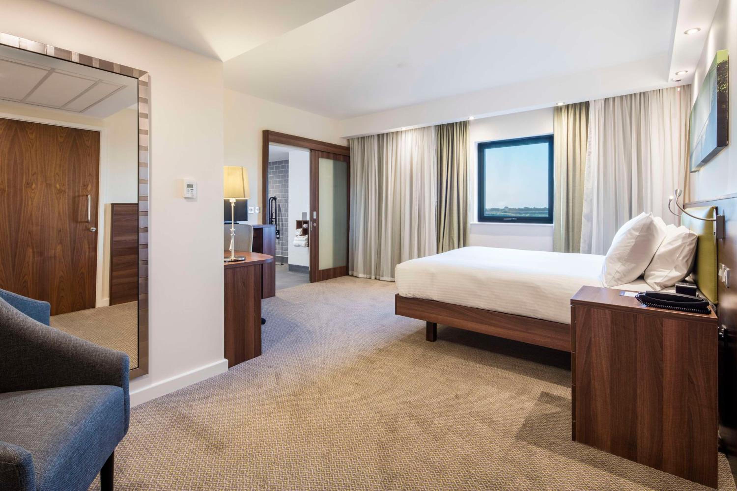Queen Room with Roll-In Shower - Mobility Accessible/Non-Smoking photo 1