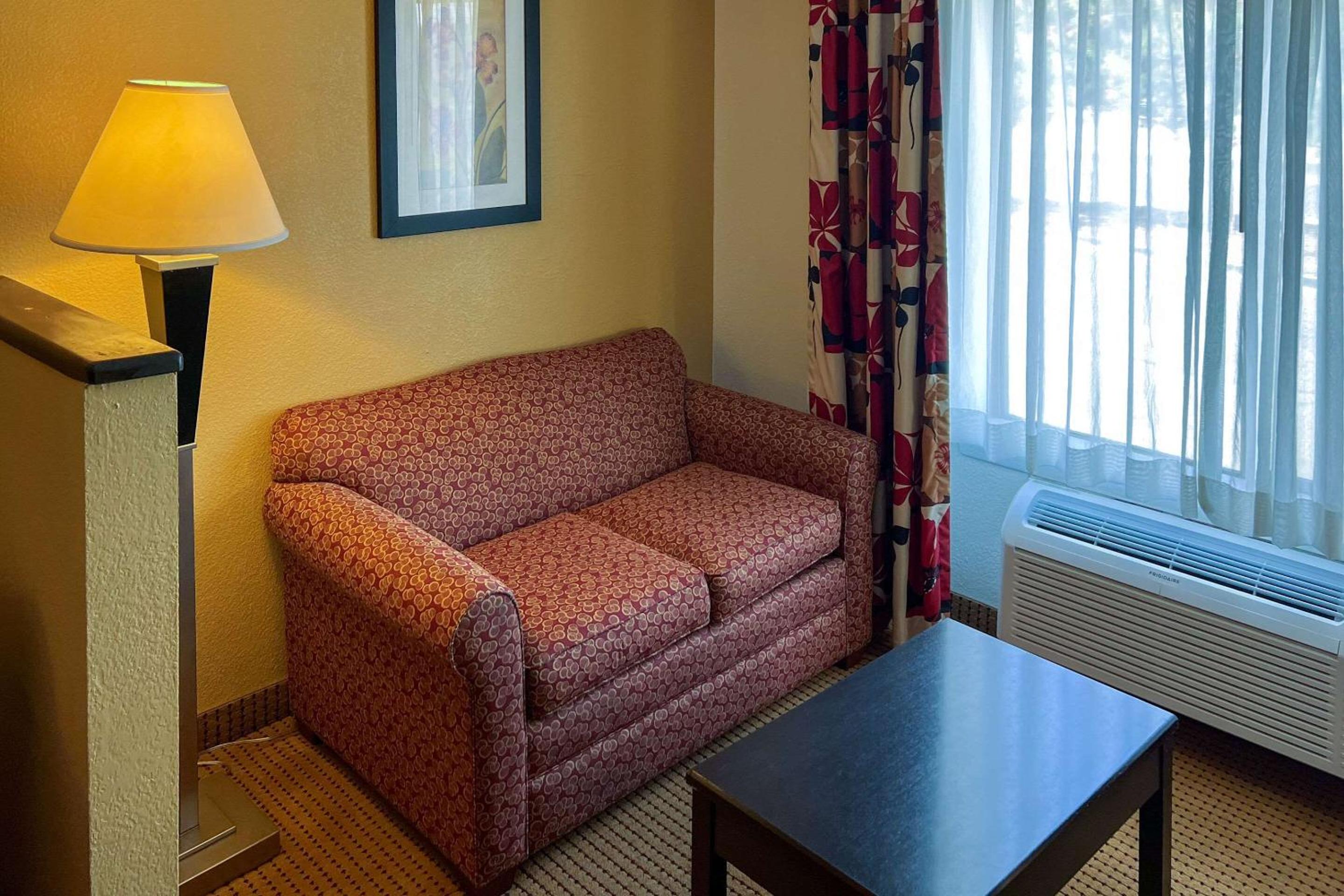 King Suite - Non-Smoking - Photo 4