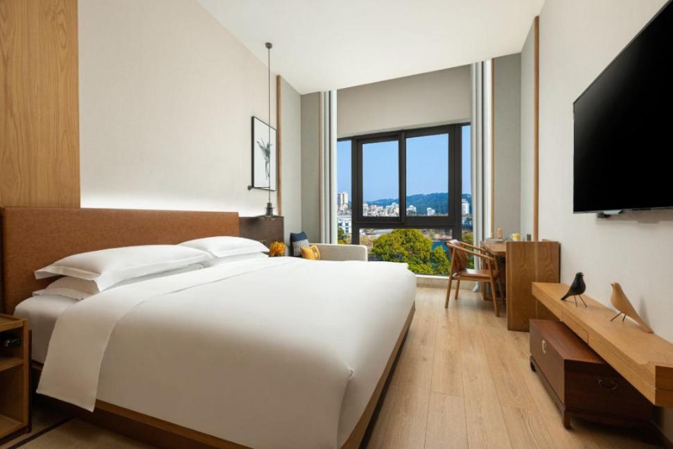 Premium King Room - Photo 4