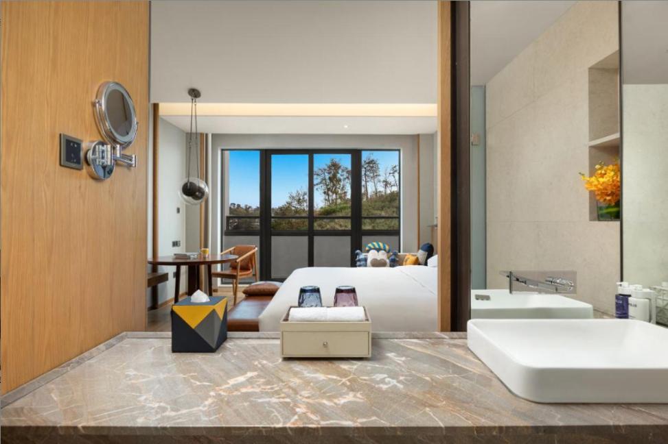 Premium King Room - Photo 2