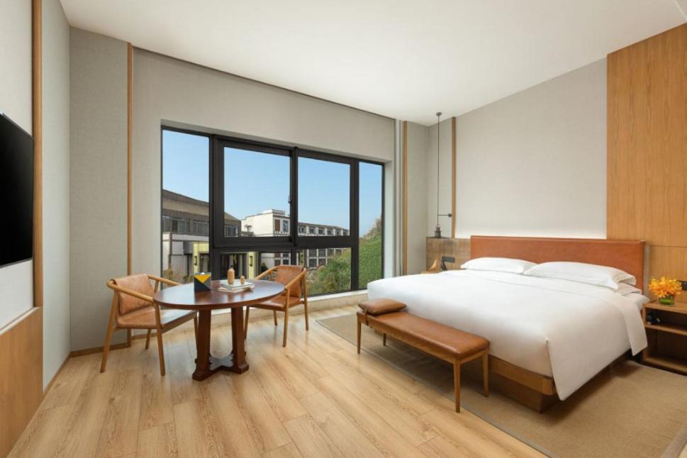 Premium King Room - Photo 3