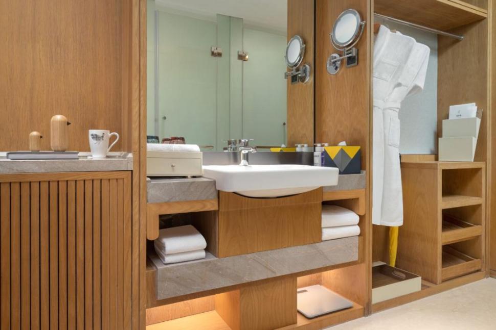 Premium King Room - Photo 6