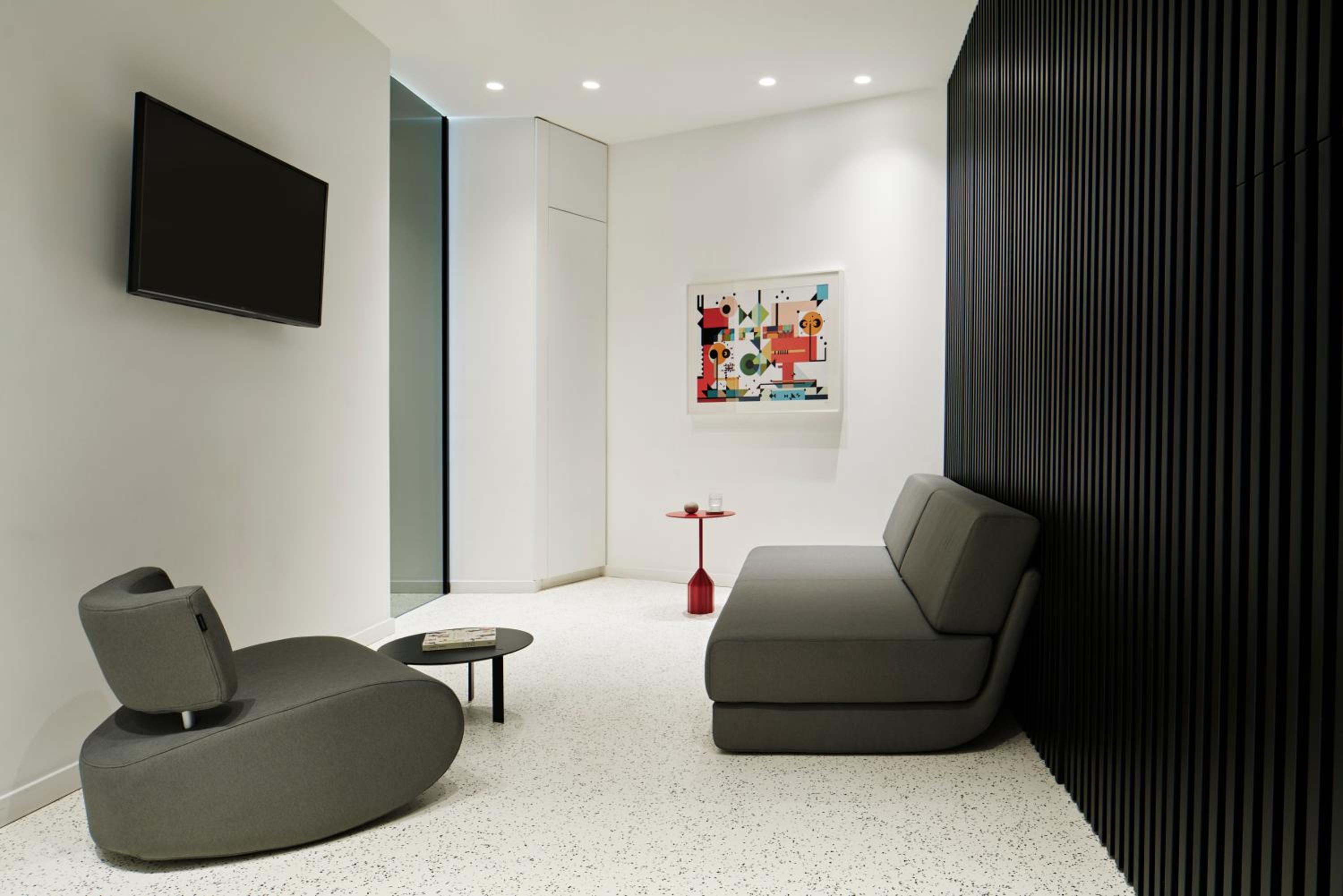 Executive Suite - Photo 5