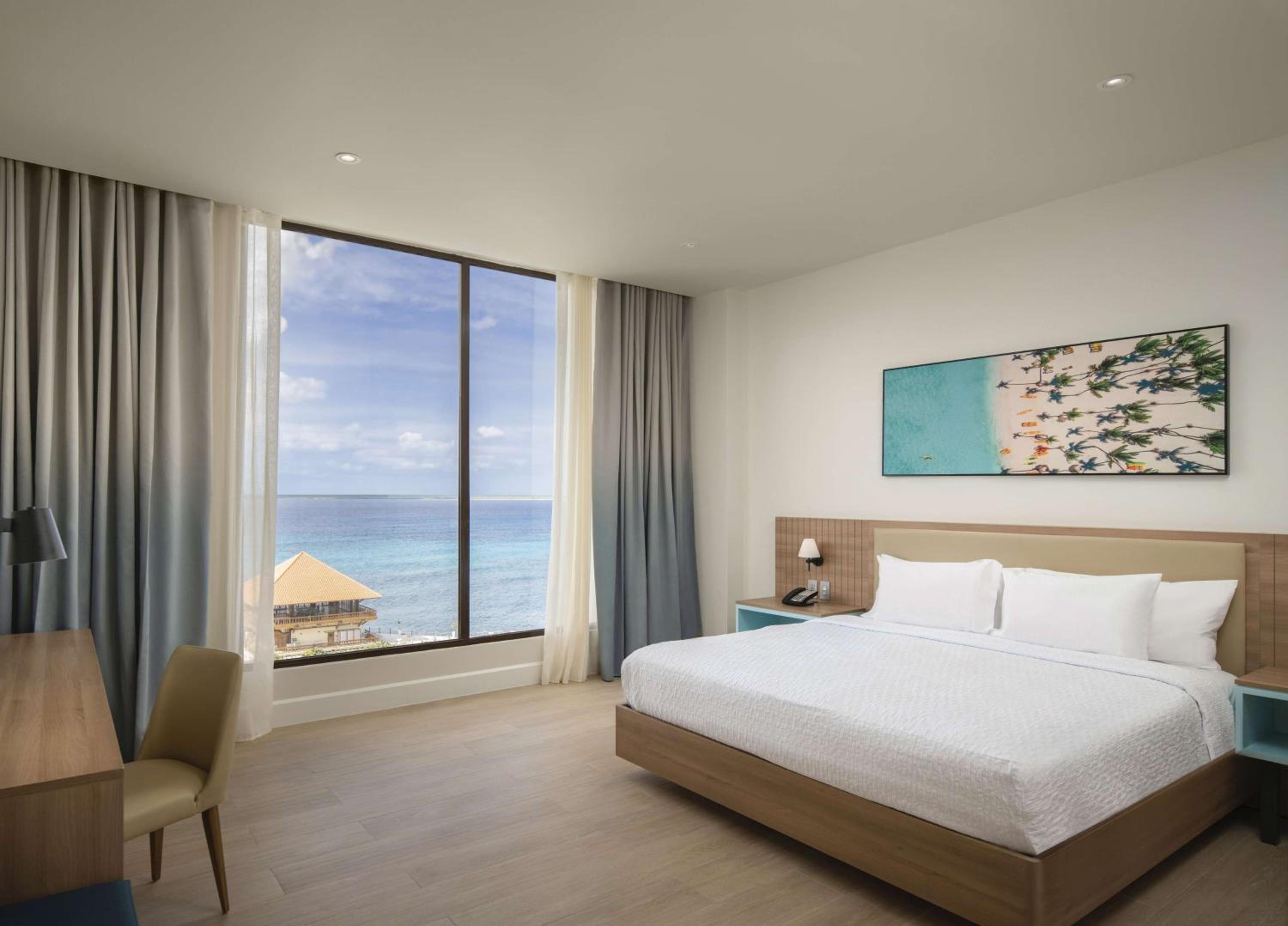 One-Bedroom King Suite with Sofa Bed - Ocean Front View - Photo 2