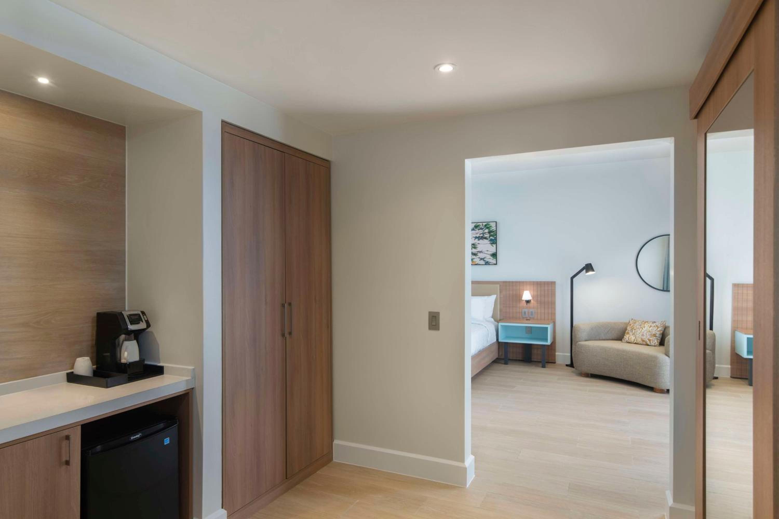 King Room with Roll-In Shower - Mobility Access - Photo 2