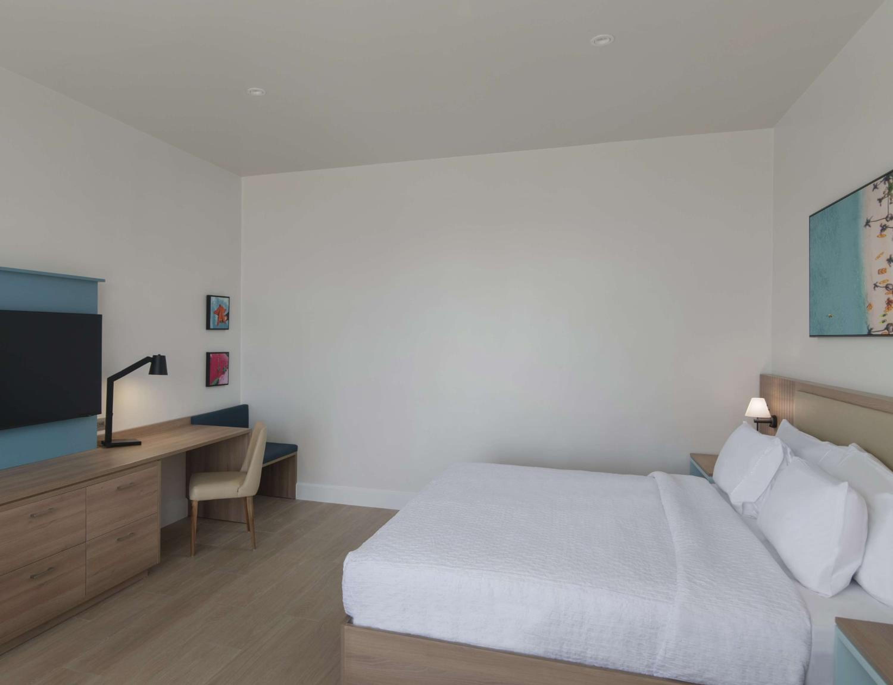 King Room with Roll-In Shower - Mobility Access - Photo 3
