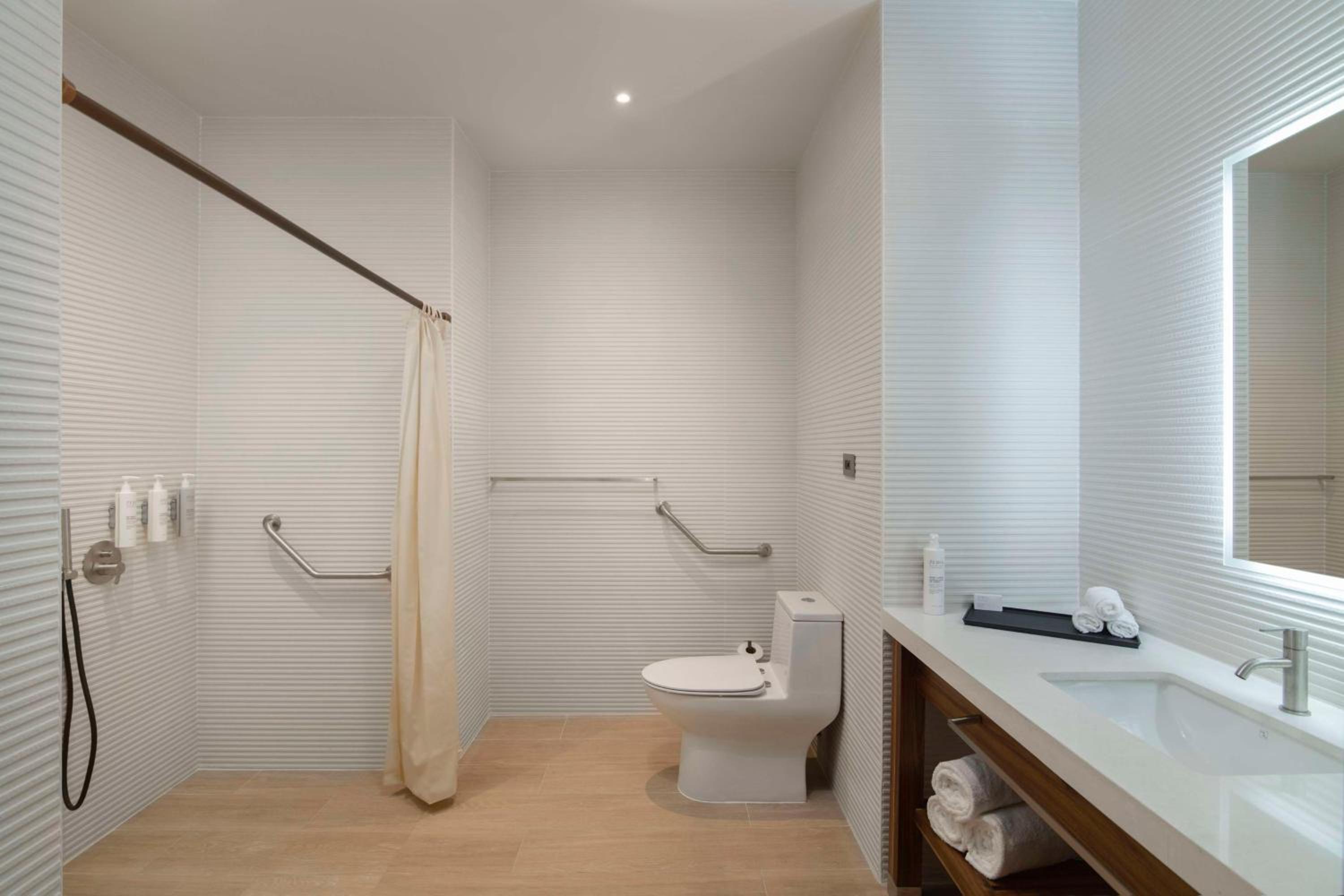 King Room with Roll-In Shower - Mobility Access - Photo 6