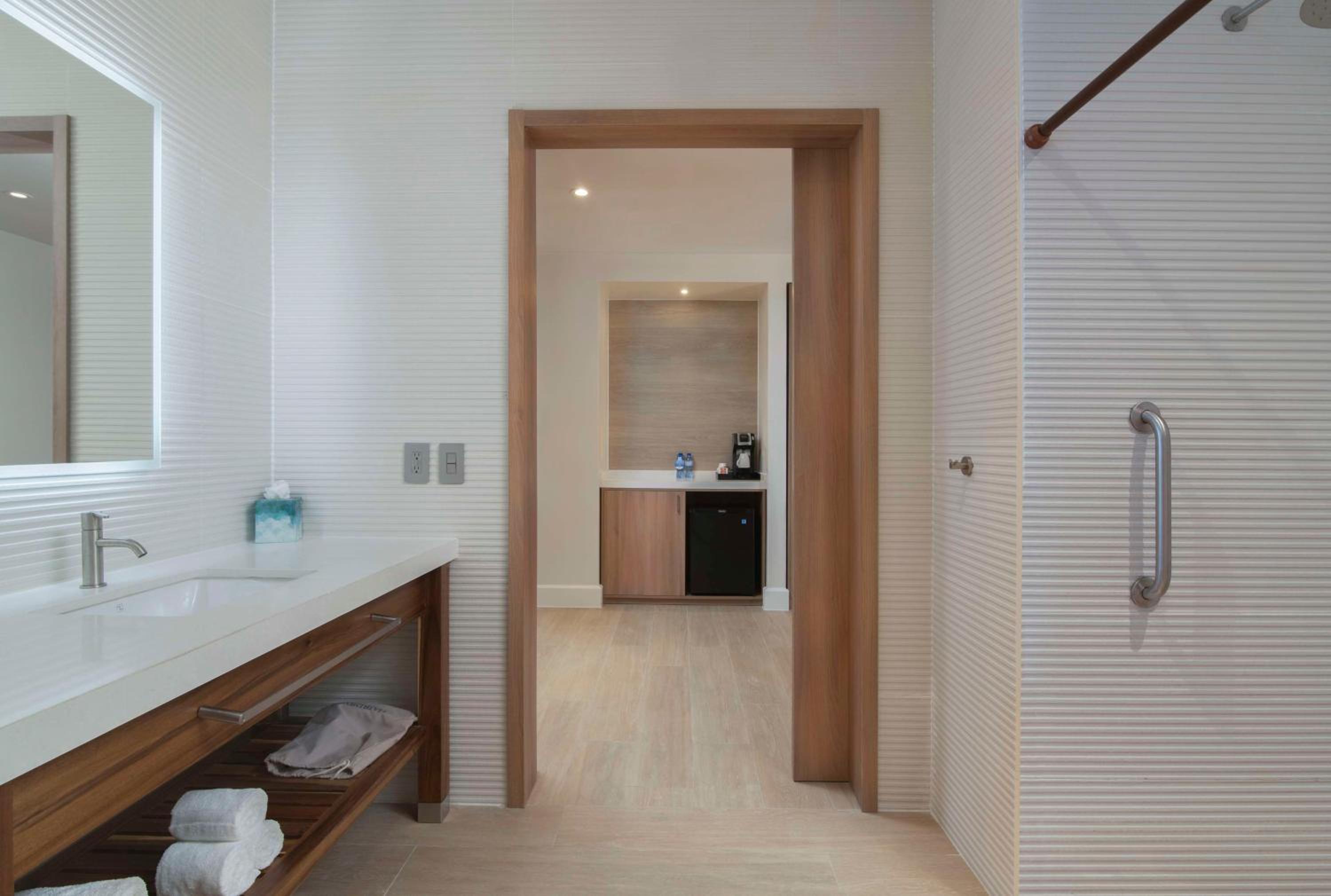 King Room with Roll-In Shower - Mobility Access - Photo 7