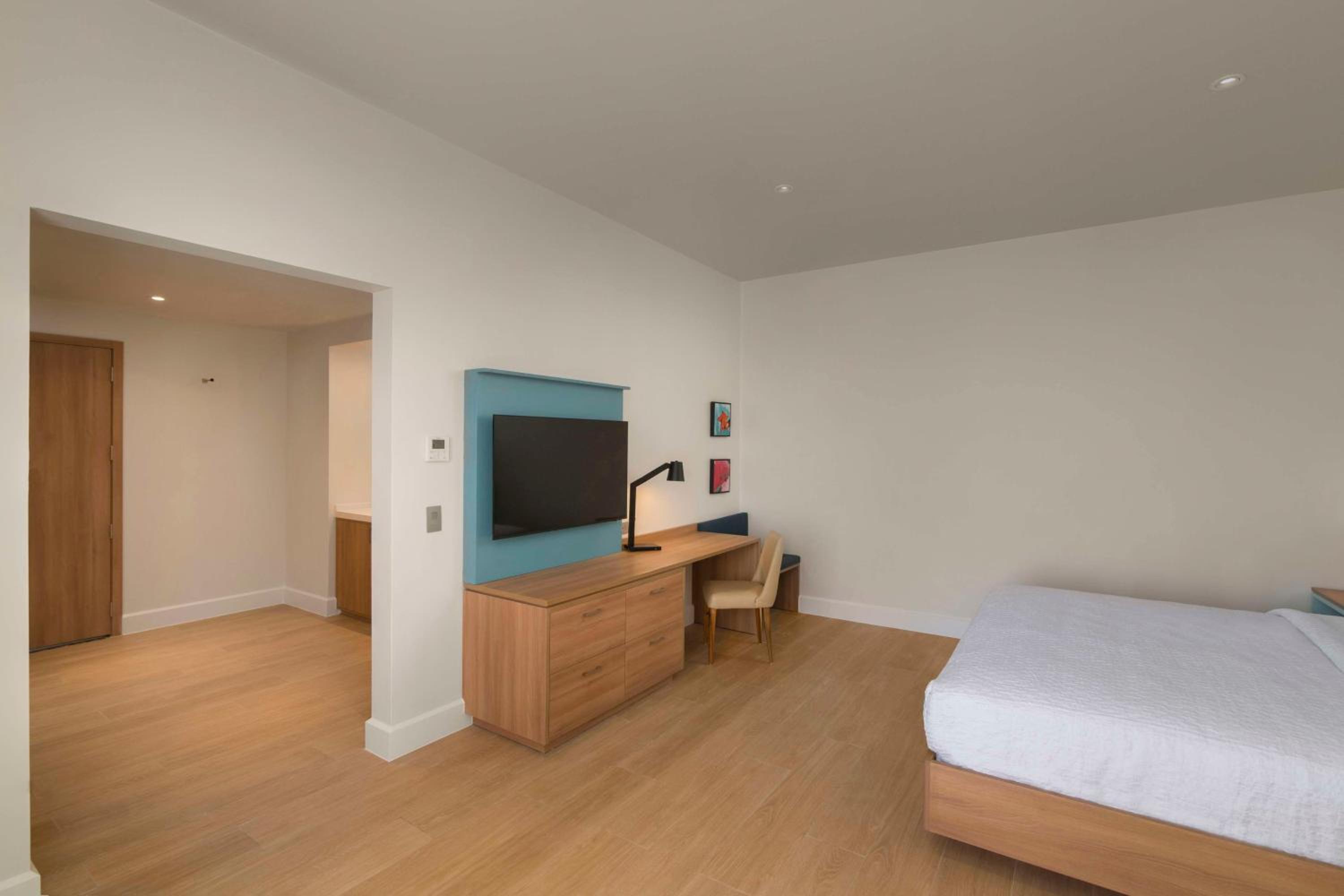 King Room with Roll-In Shower - Mobility Access - Photo 4