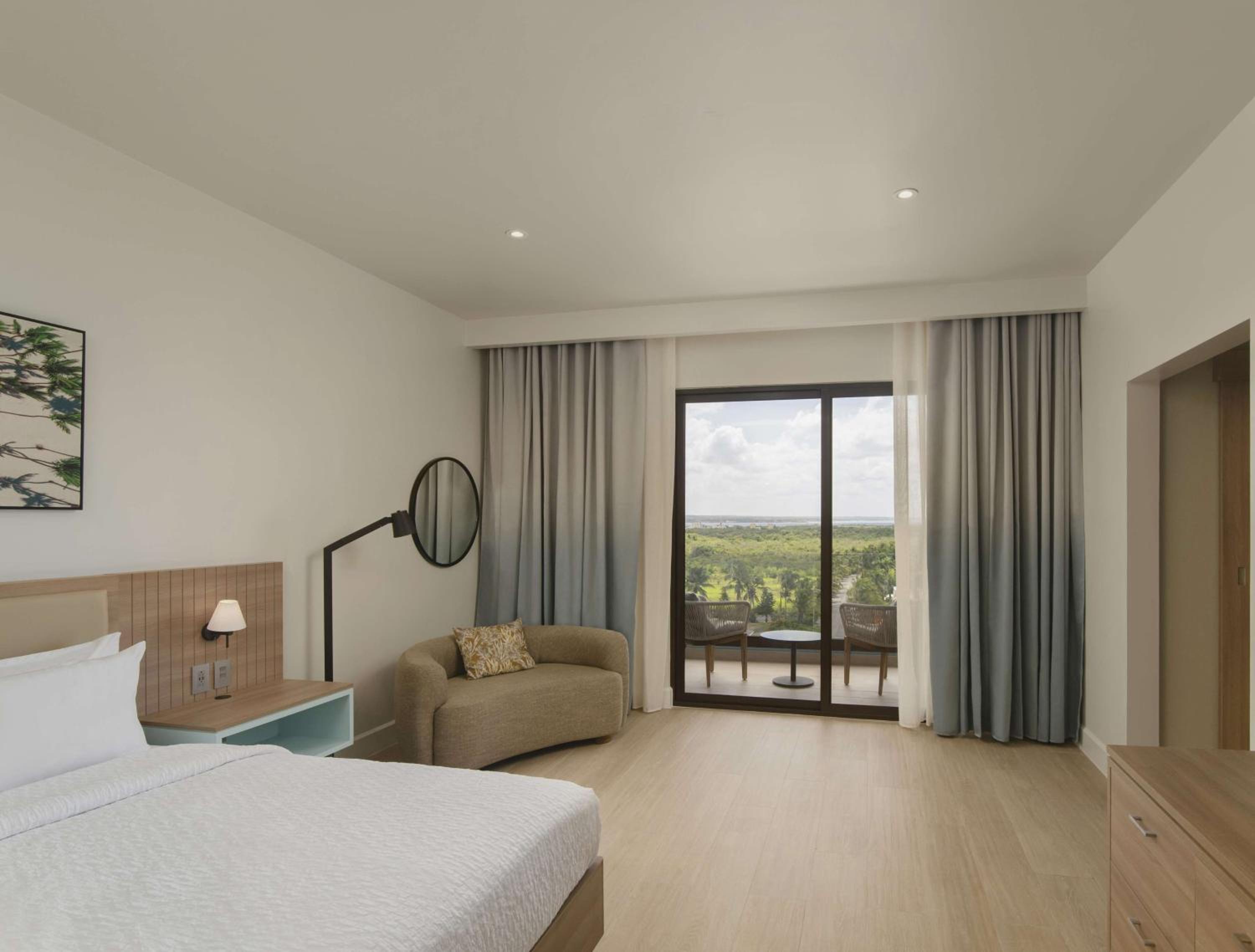 King Room with Roll-In Shower - Mobility Access - Photo 5