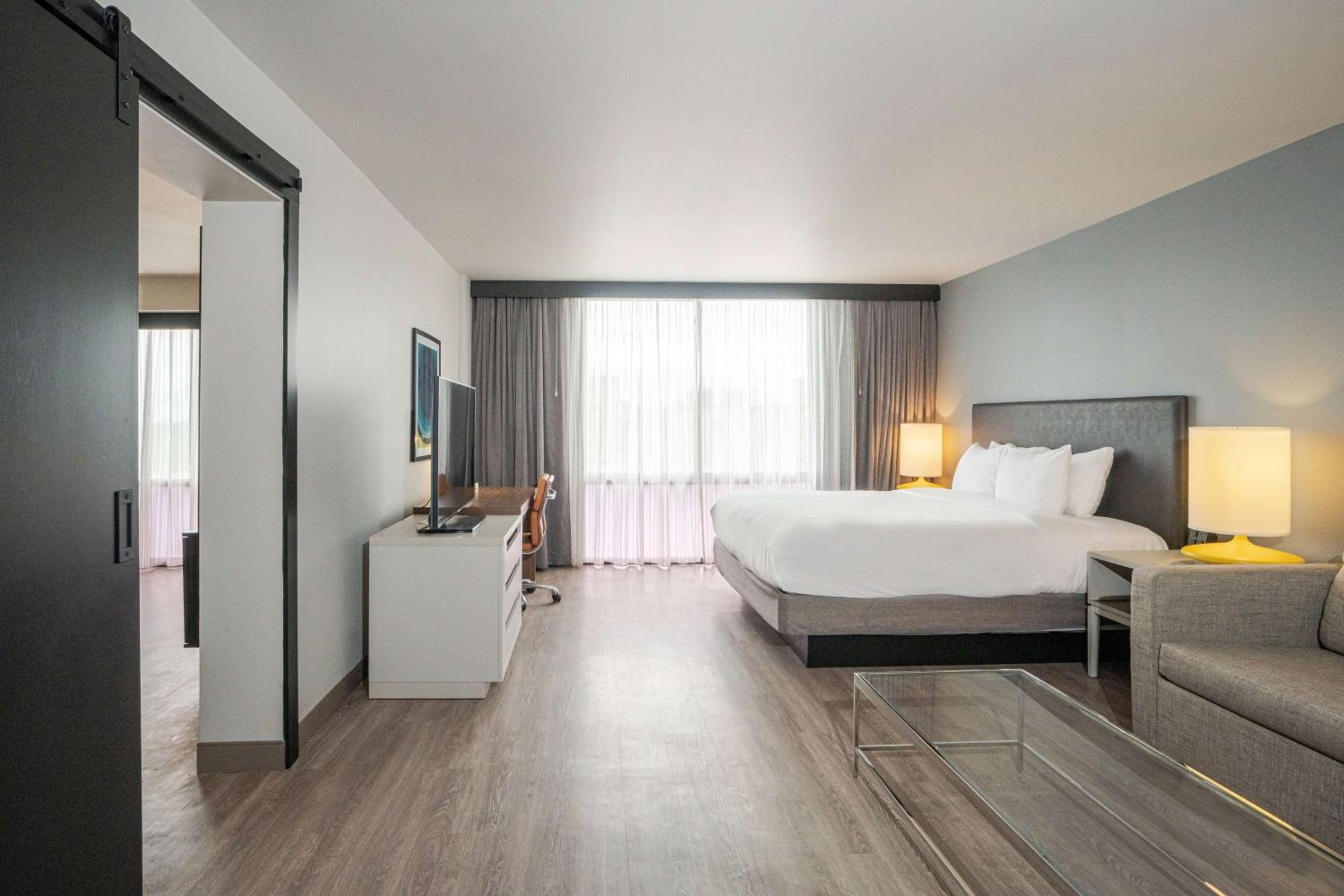 Two-Bedroom Suite with Two King Beds - Non-Smoking - Photo 2
