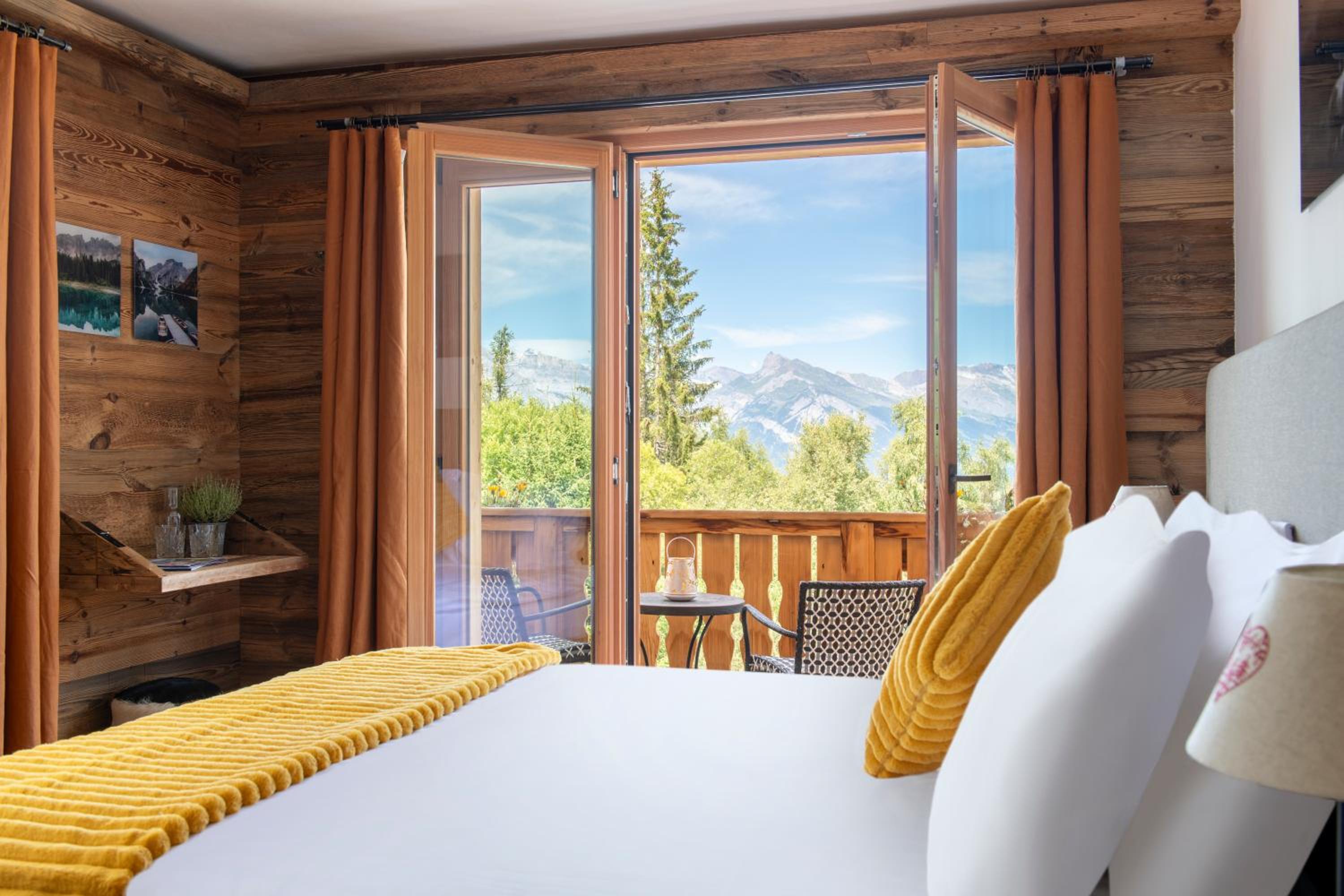 Double or Twin Room with Mountain View