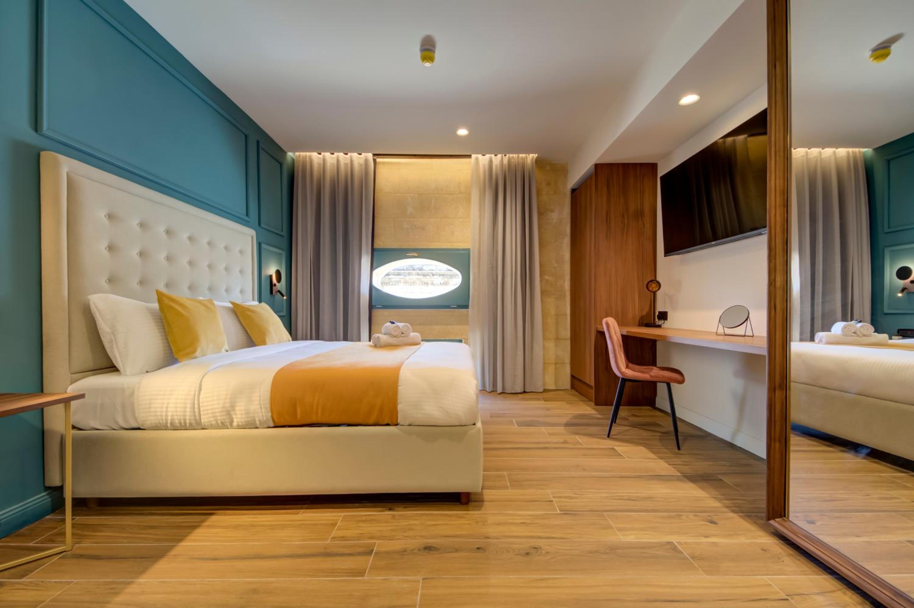 Deluxe Double Room 3rd Floor Window facing the Street 18