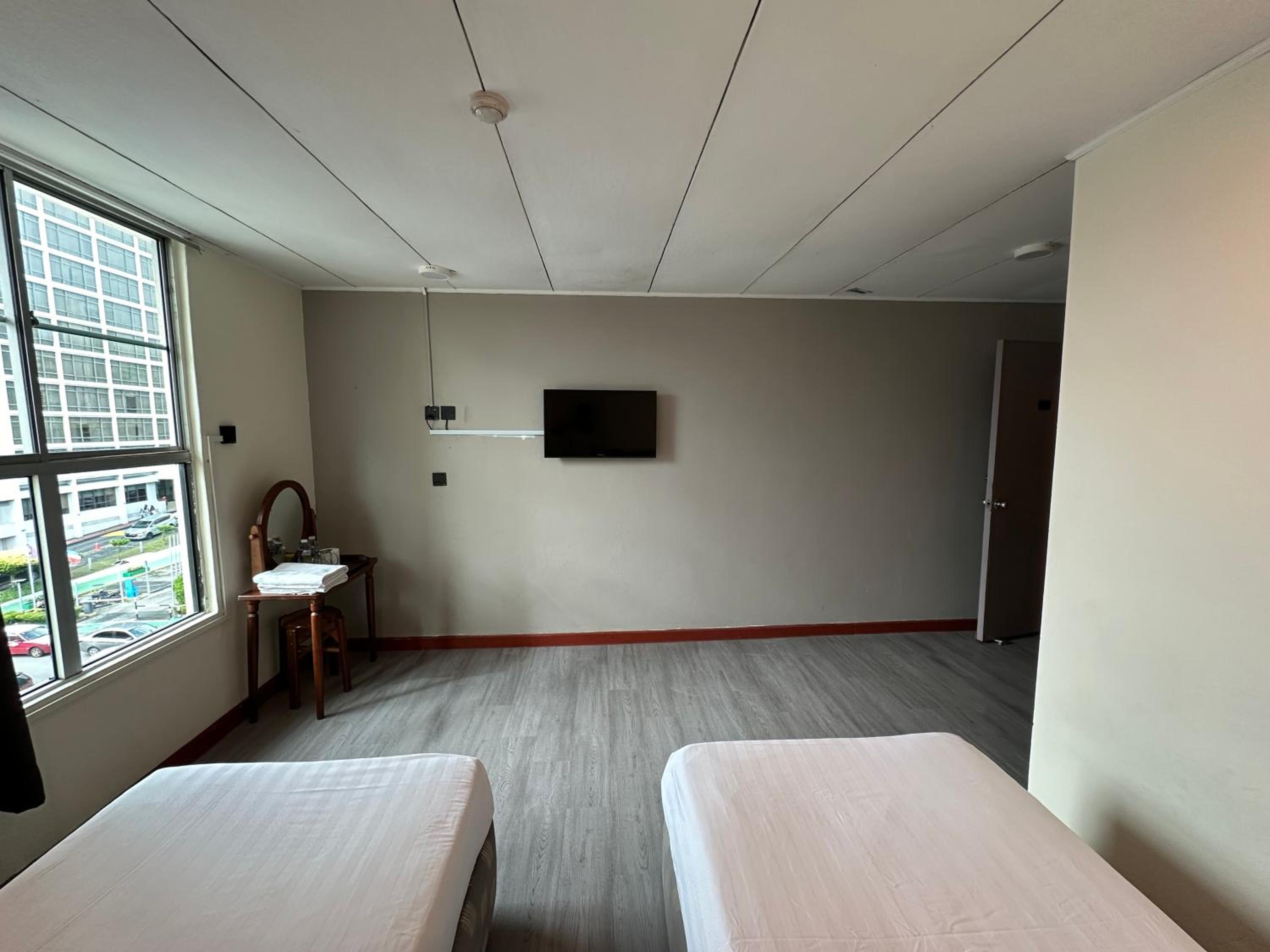 Standard Twin Room - Photo 3