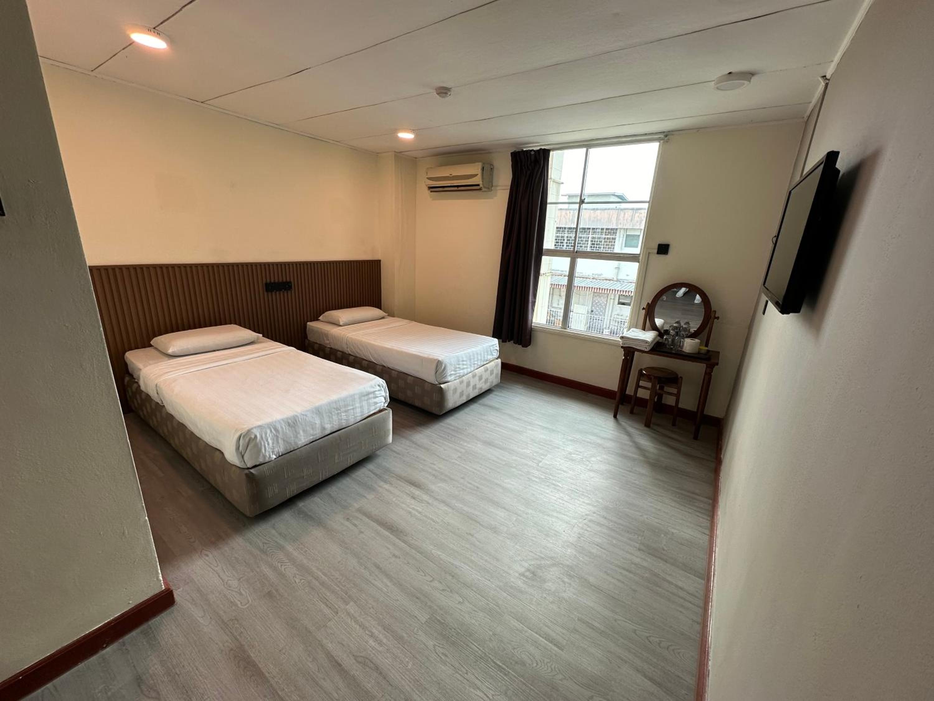 Standard Twin Room - Photo 4