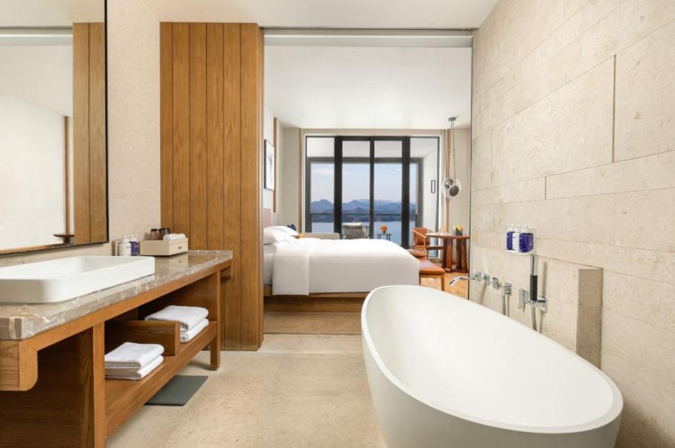 Premium King Room with Balcony and Lake View
