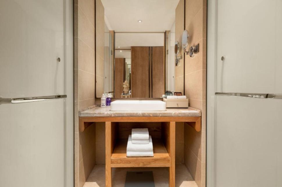 Premium Double Room with Two Double Beds and Lake View - Photo 3