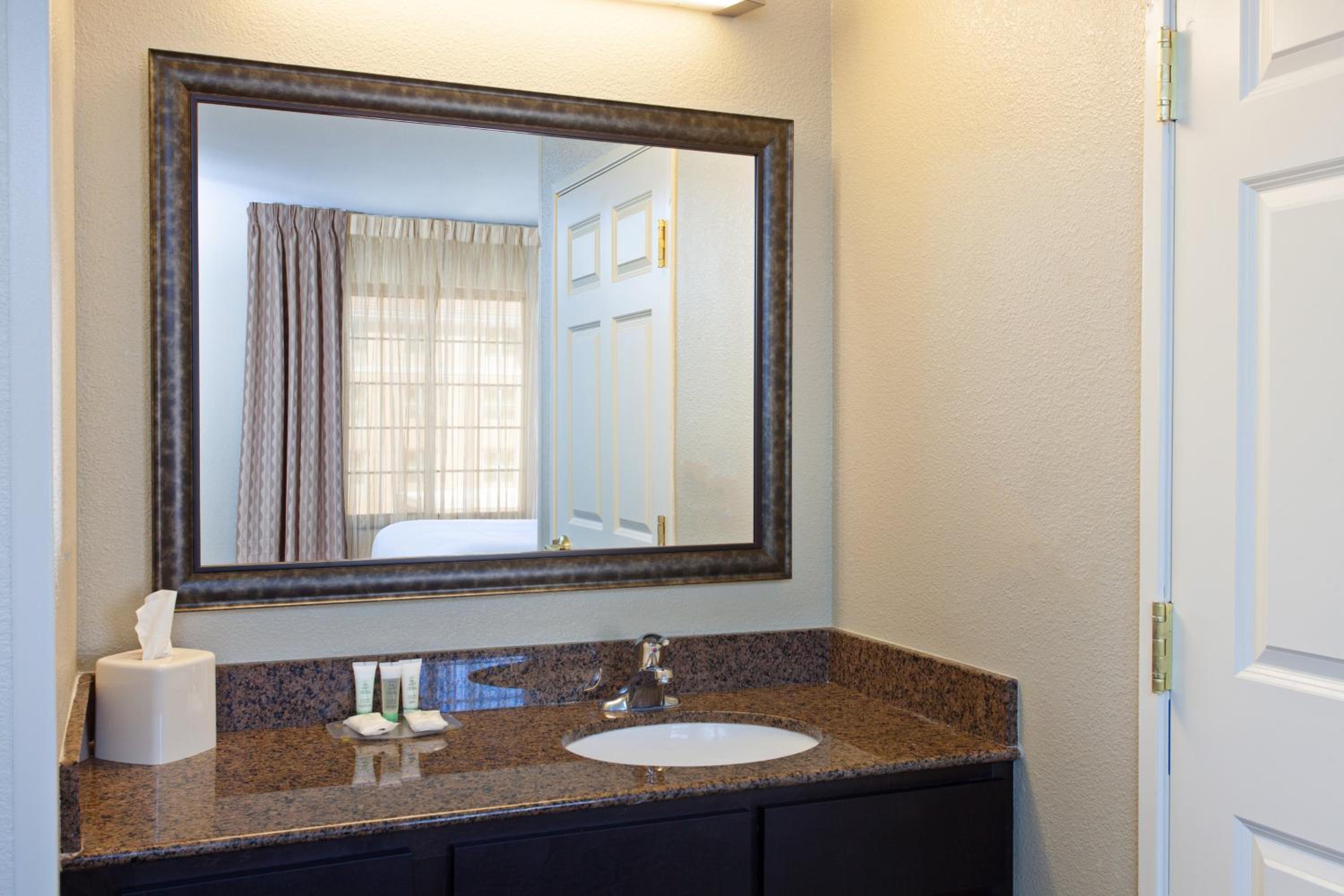 Queen Studio Suite - Photo 3