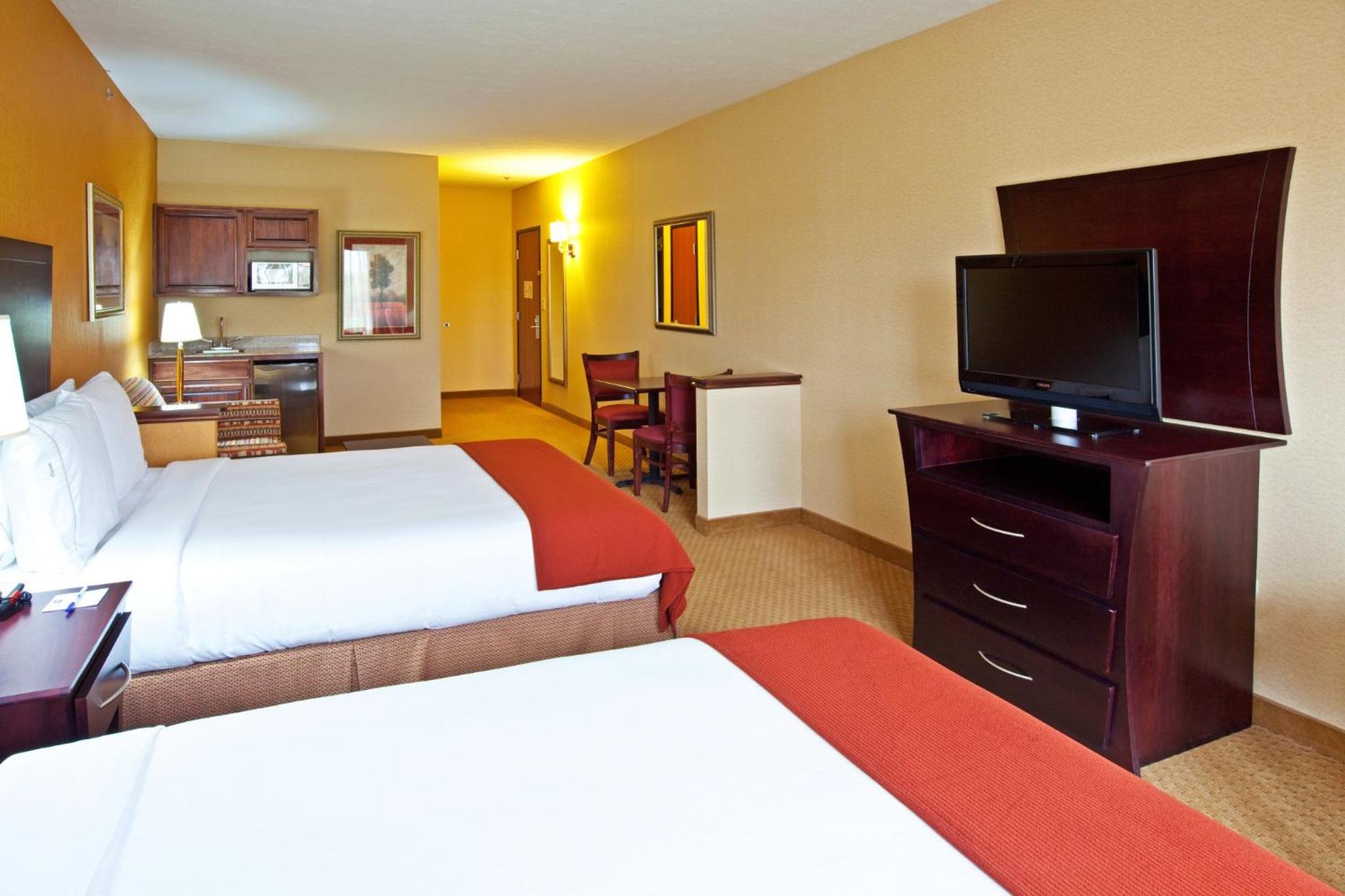 Standard Room with Two Queen Beds - Photo 4