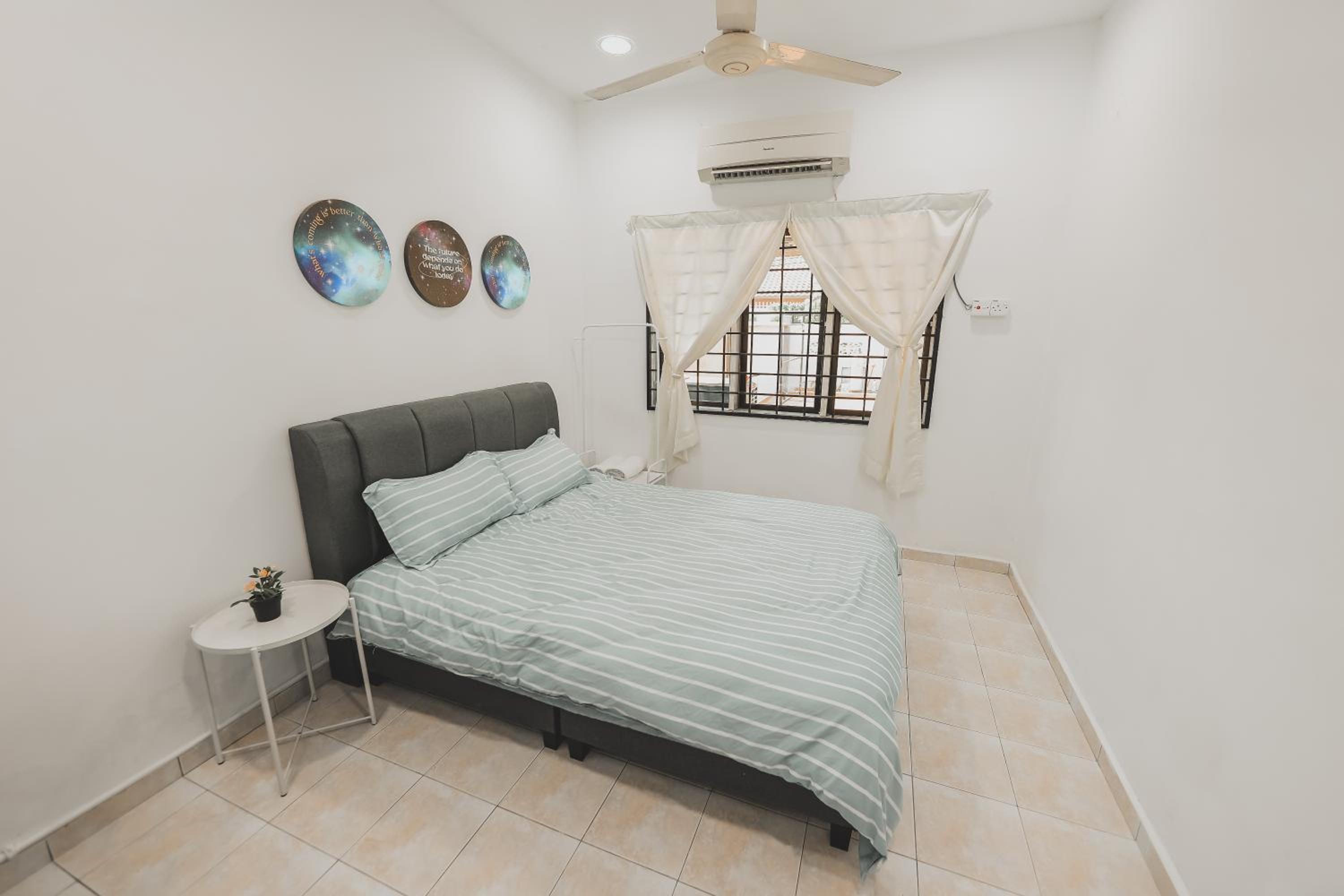 Five-Bedroom House photo 2