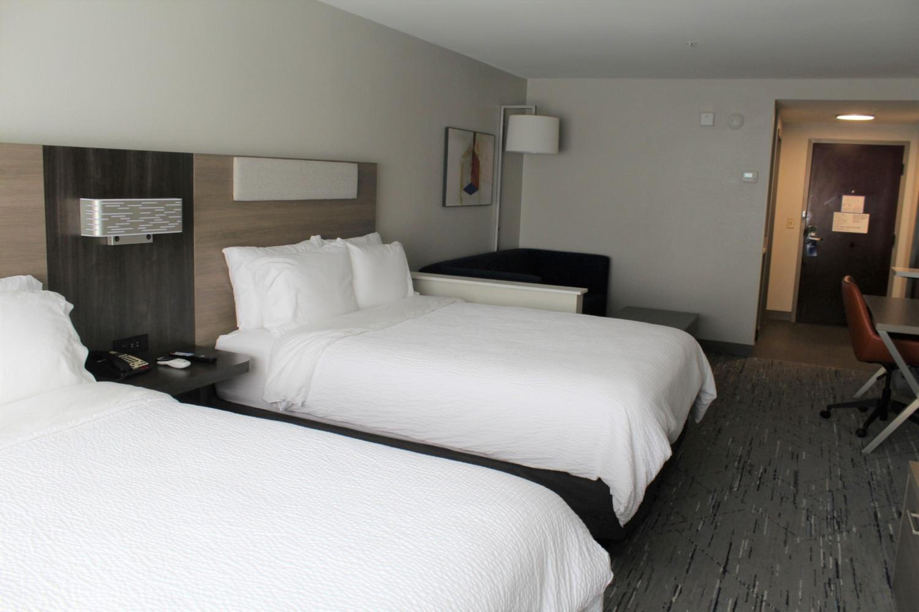 Standard Room with Two Queen Beds - Photo 4