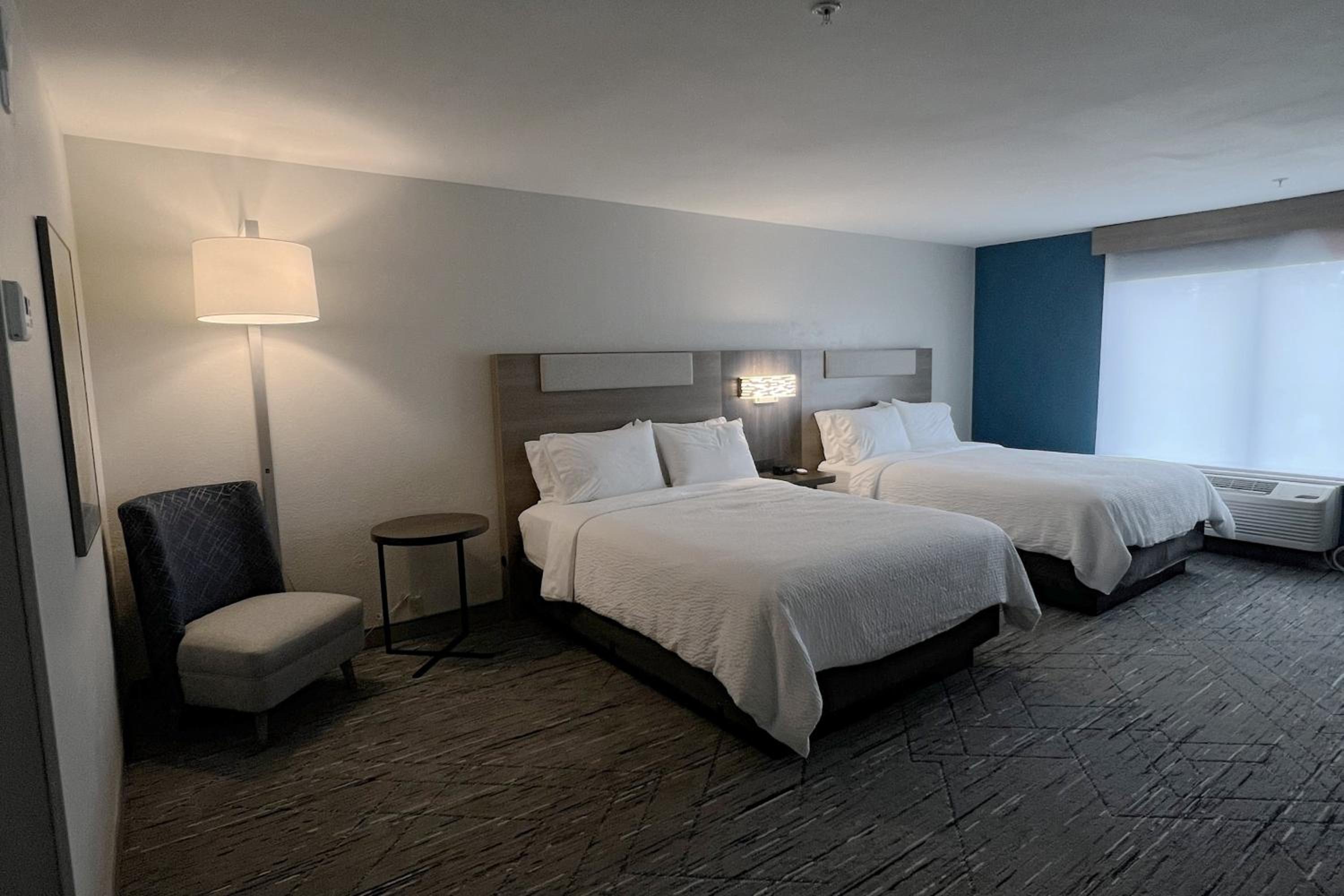 Standard Room with Two Queen Beds - Photo 2