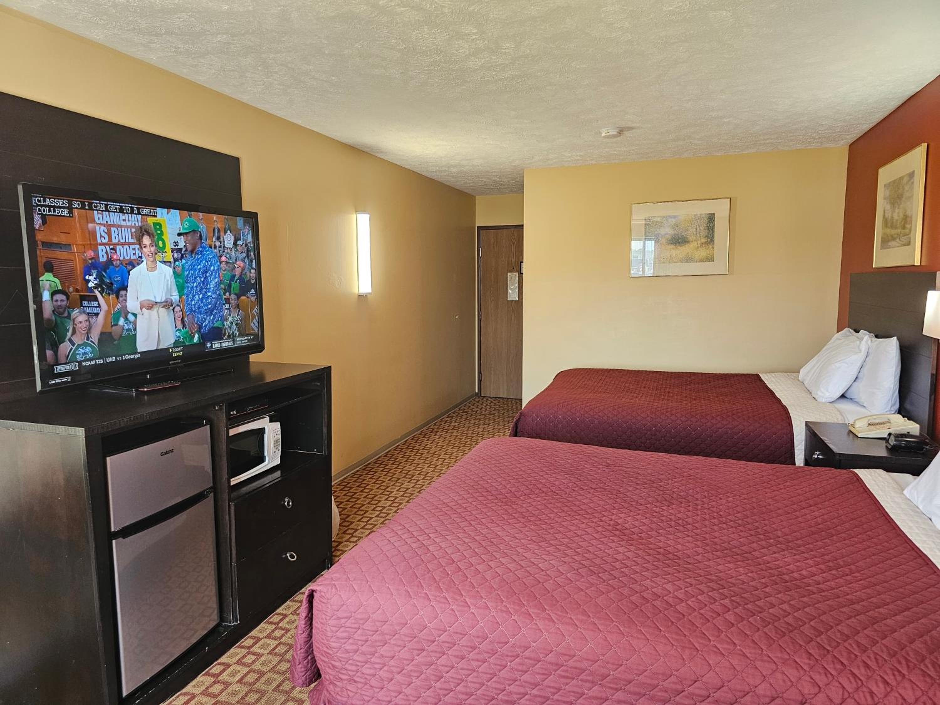 Queen Room with Two Queen Beds - Photo 5