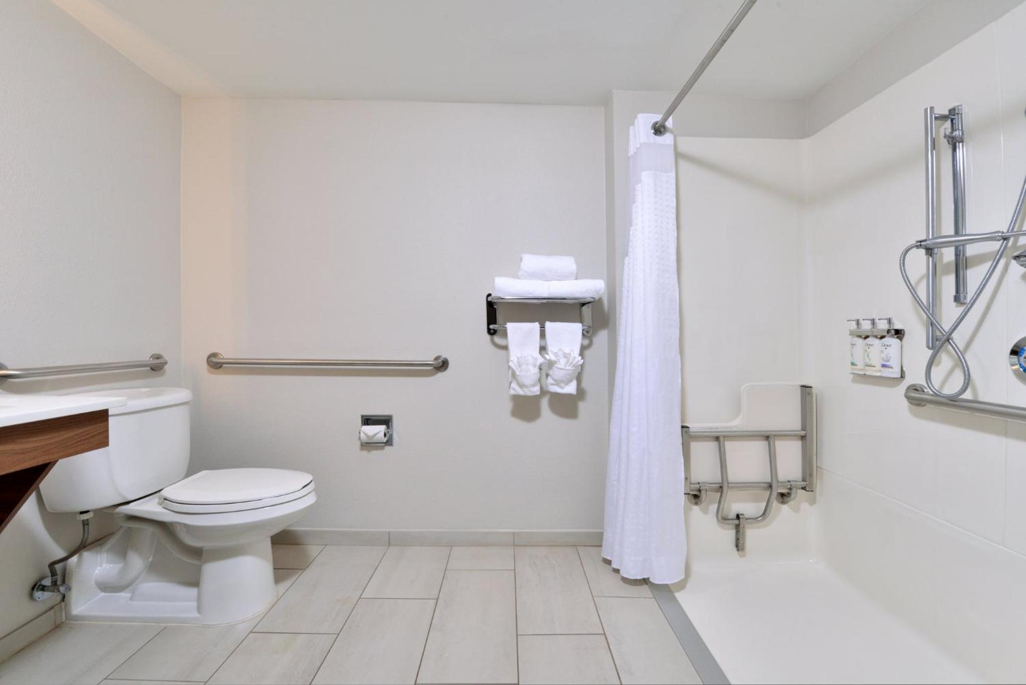 Double Room - Mobility Access With Roll-In Shower photo 2