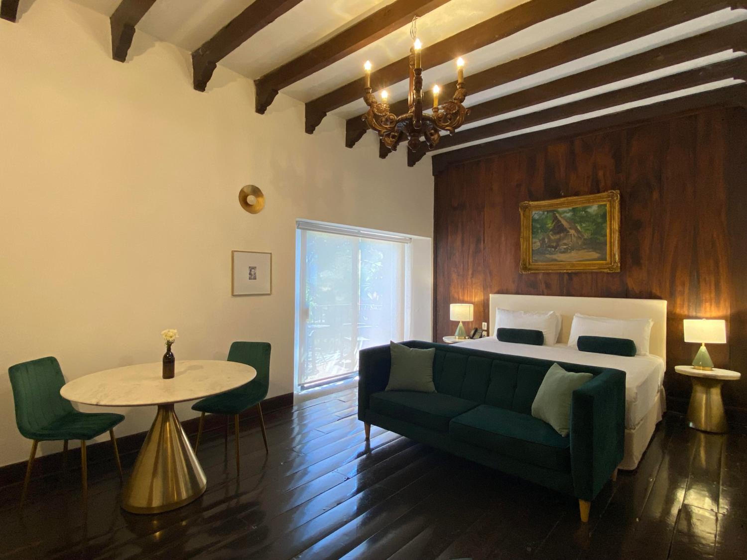 Suite - Photo 8
