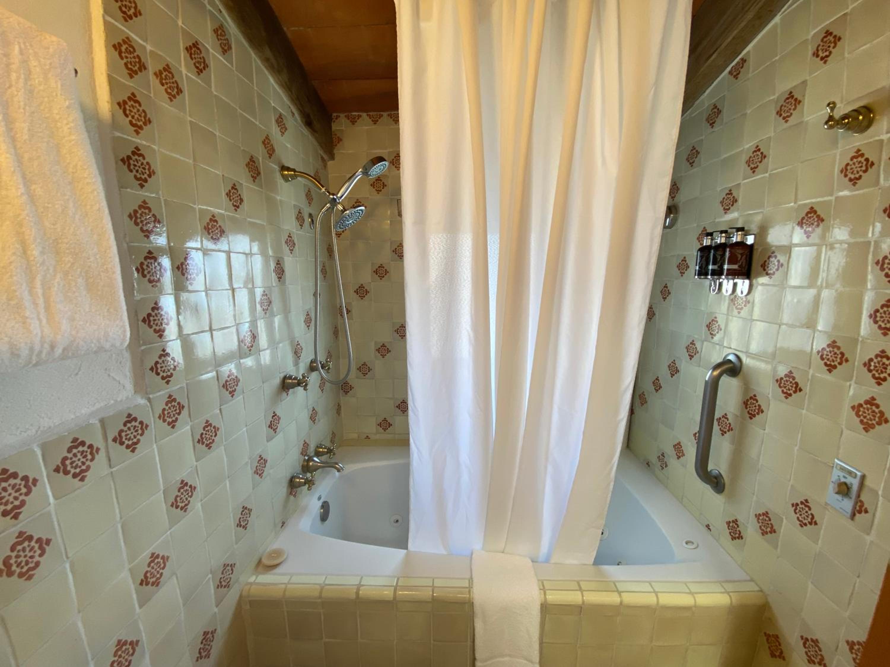 Suite - Photo 26