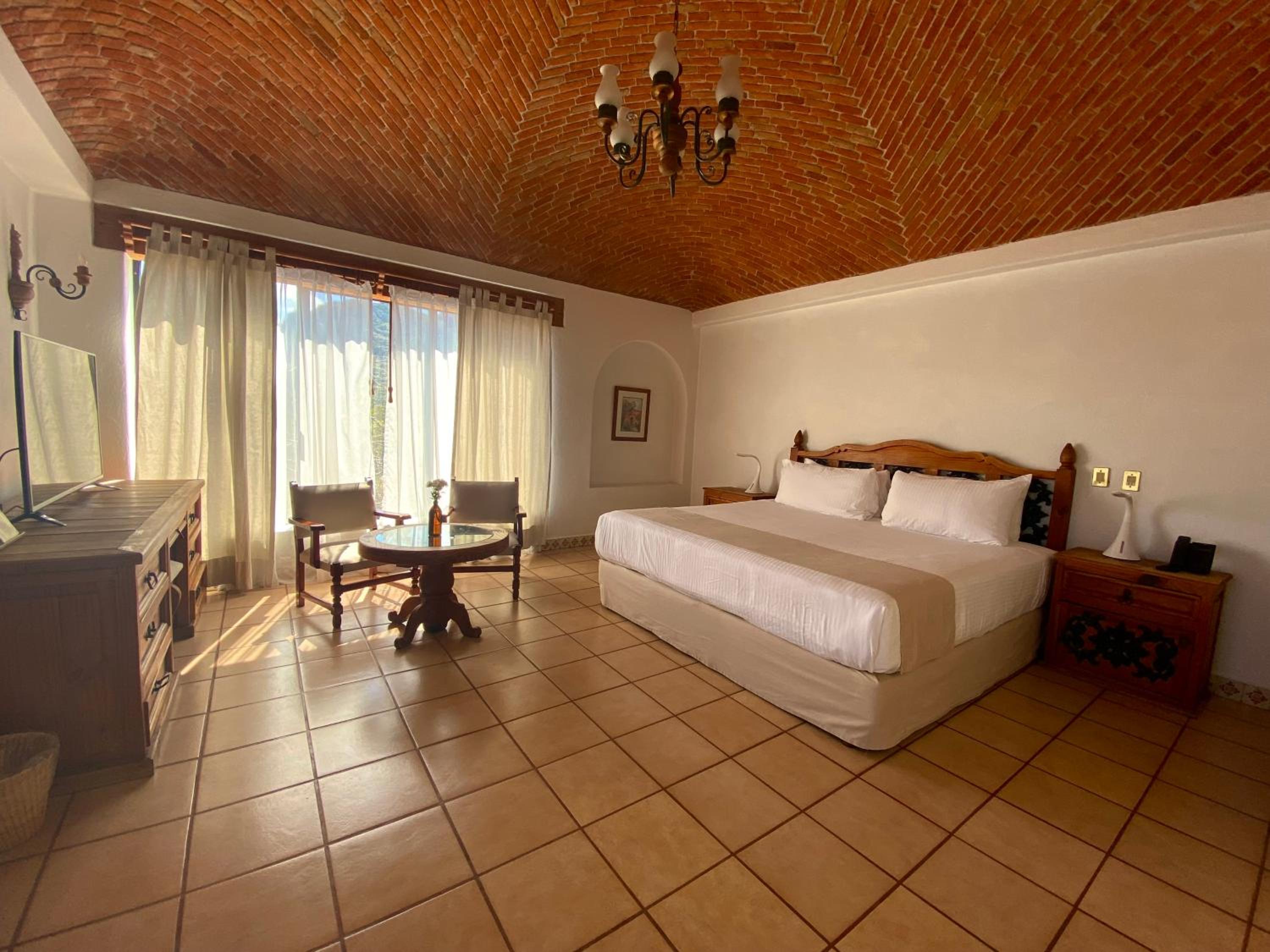 Suite - Photo 15