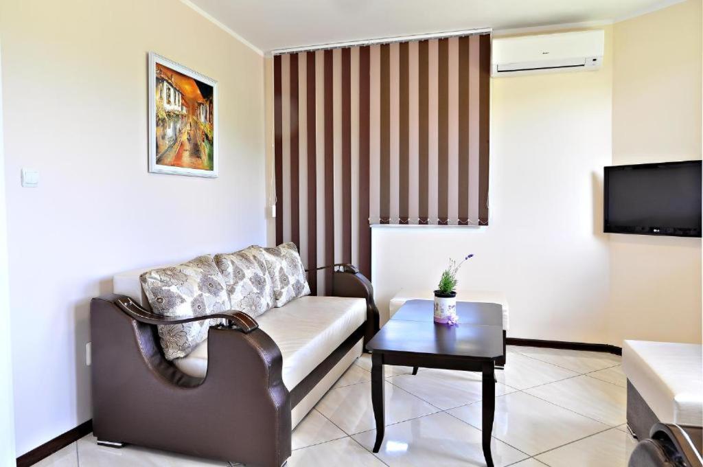 One-Bedroom Apartment photo 2