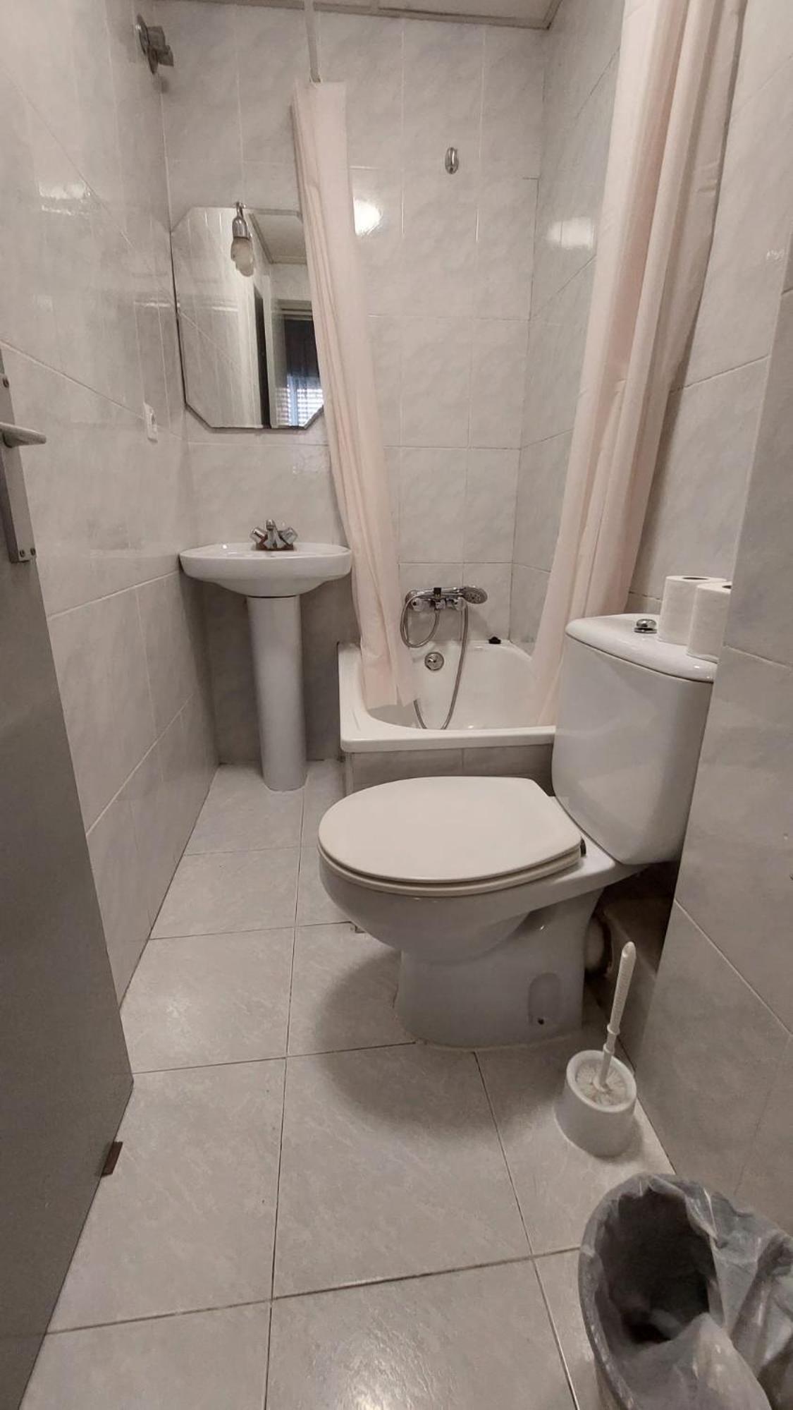 Twin Room with Private Bathroom photo 2
