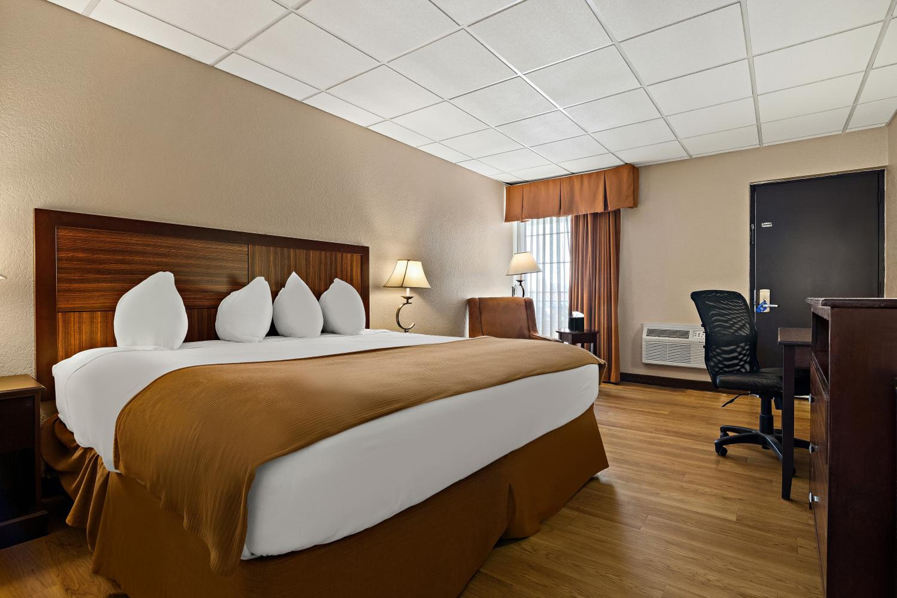 Standard King Room - Non Smoking - Photo 1
