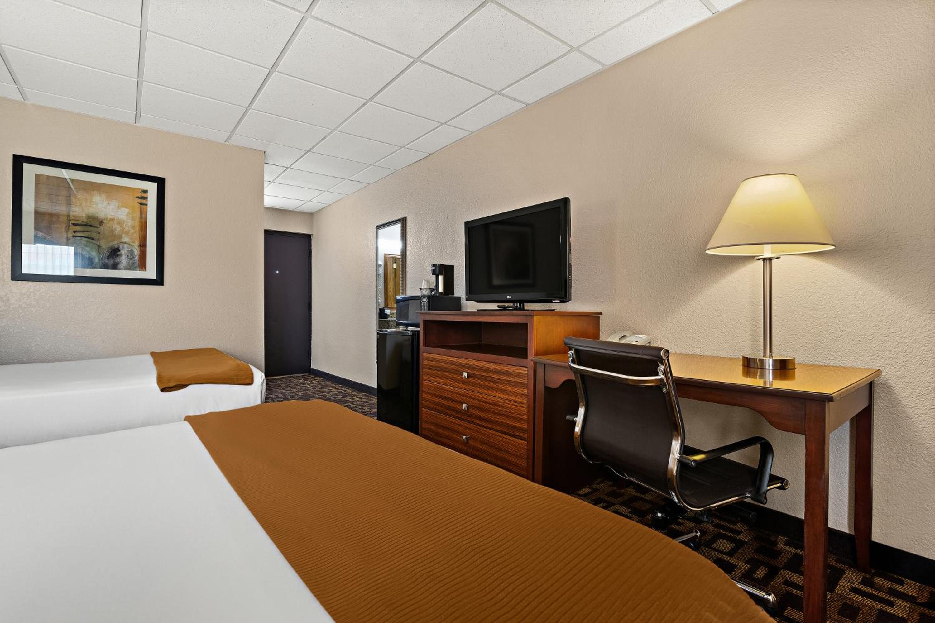 Standard Queen Room with 2 Queen Beds - Non Smoking - Photo 2