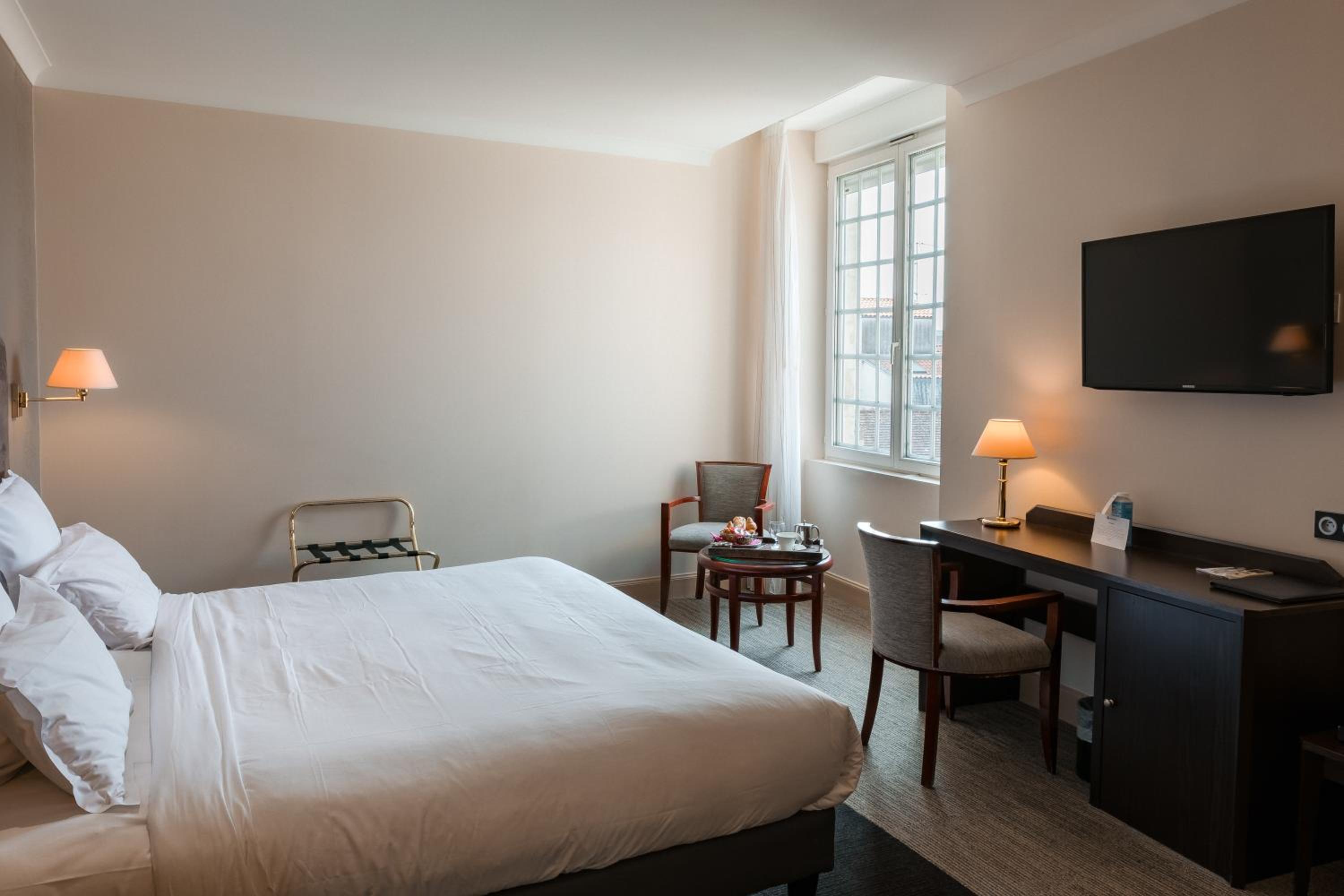 Superior King Room - Non-Smoking - Photo 6