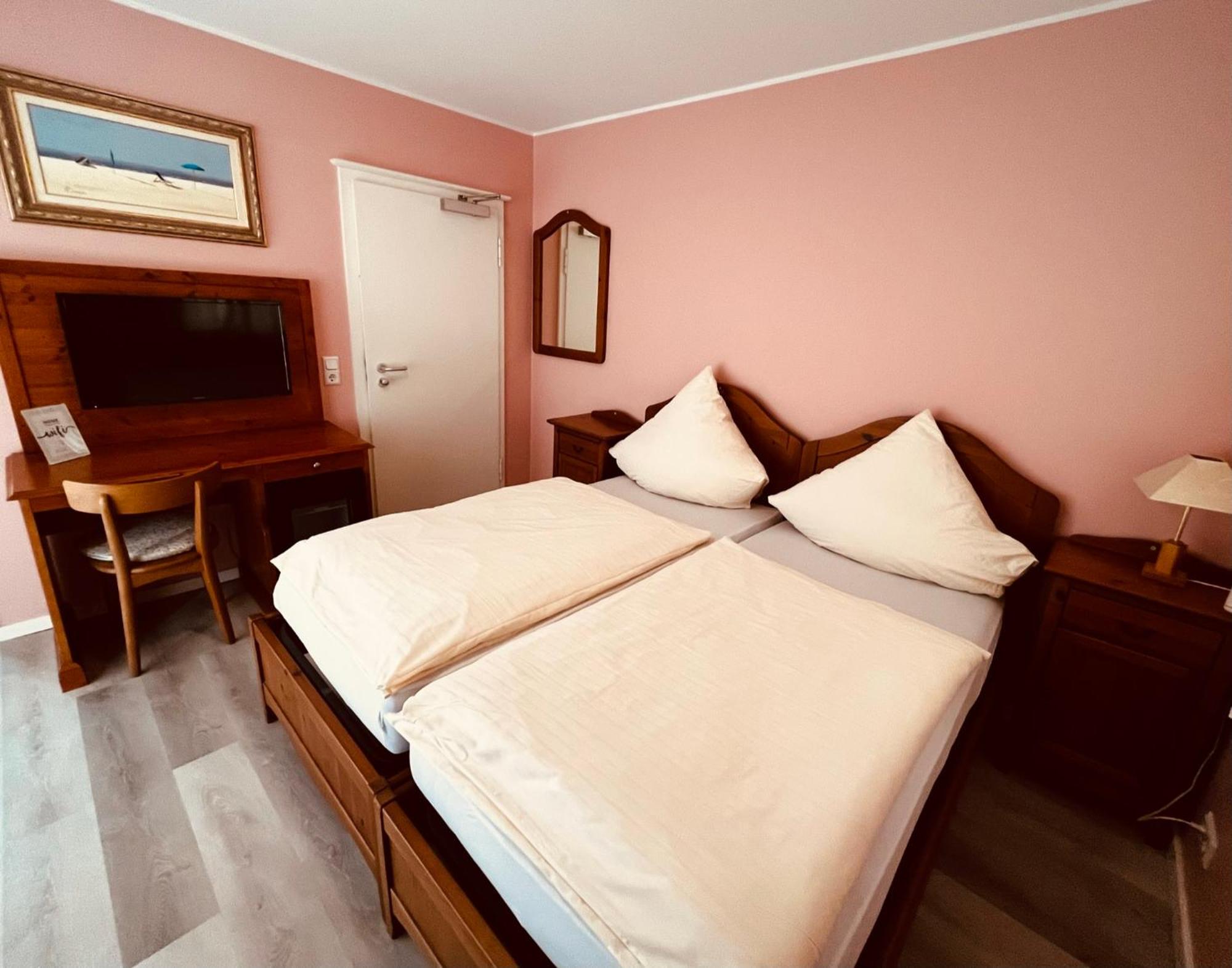 Double Room with Private Bathroom - Photo 1