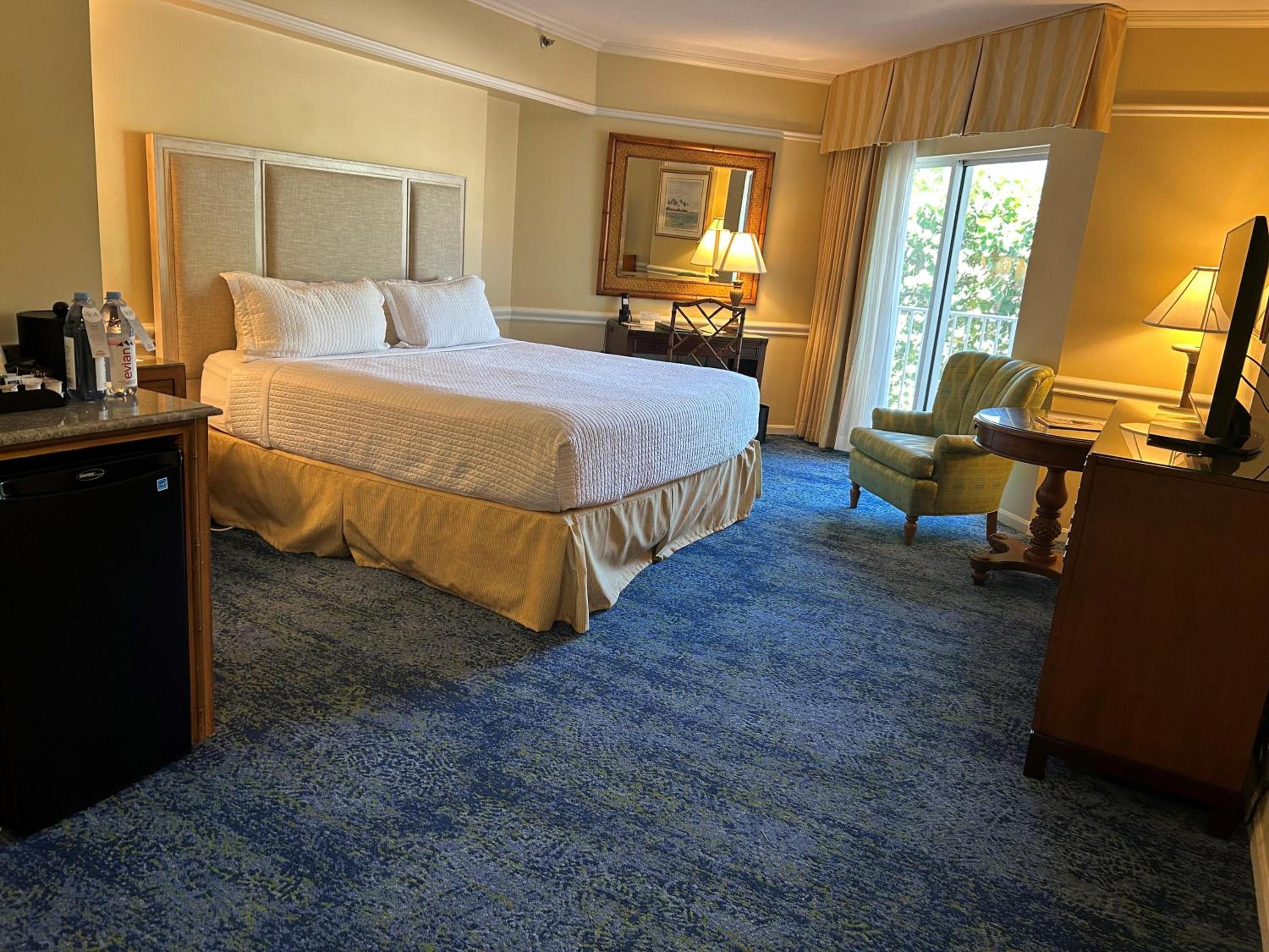 King Room with Balcony - Photo 5