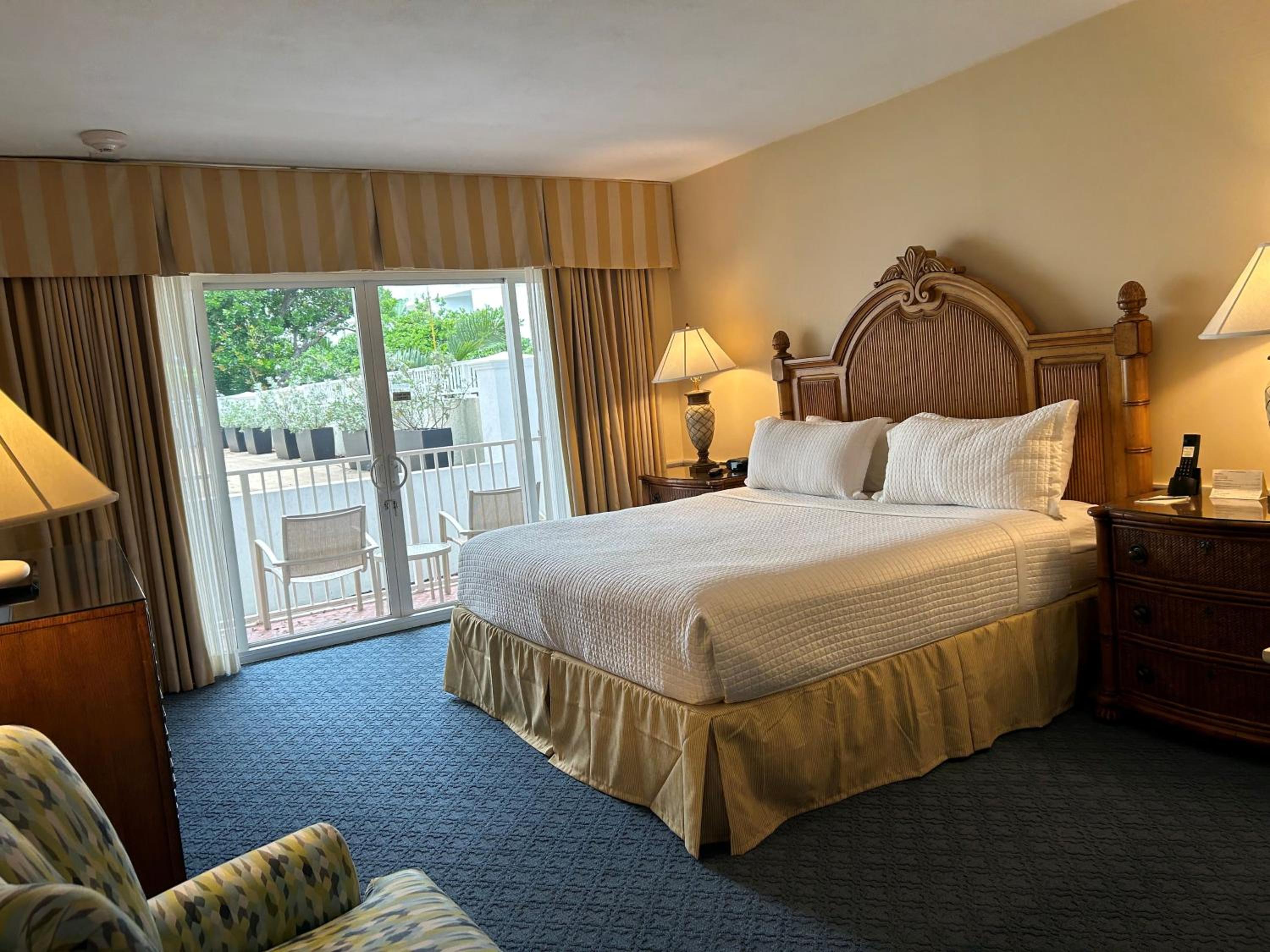 King Room with Balcony - Photo 4