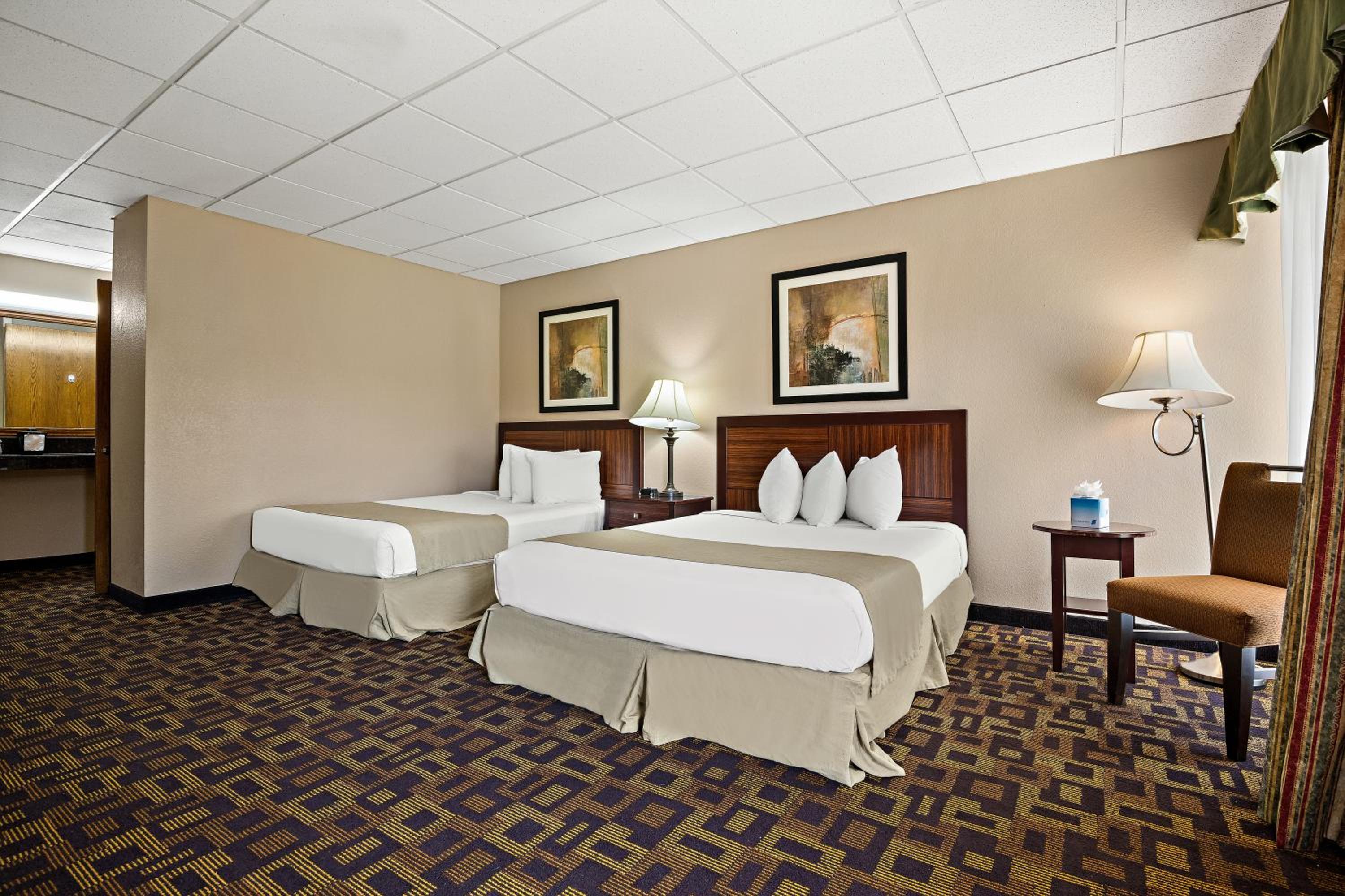Accessible Queen Room with 2 Queen Beds/Tub - Non Smoking - Photo 1
