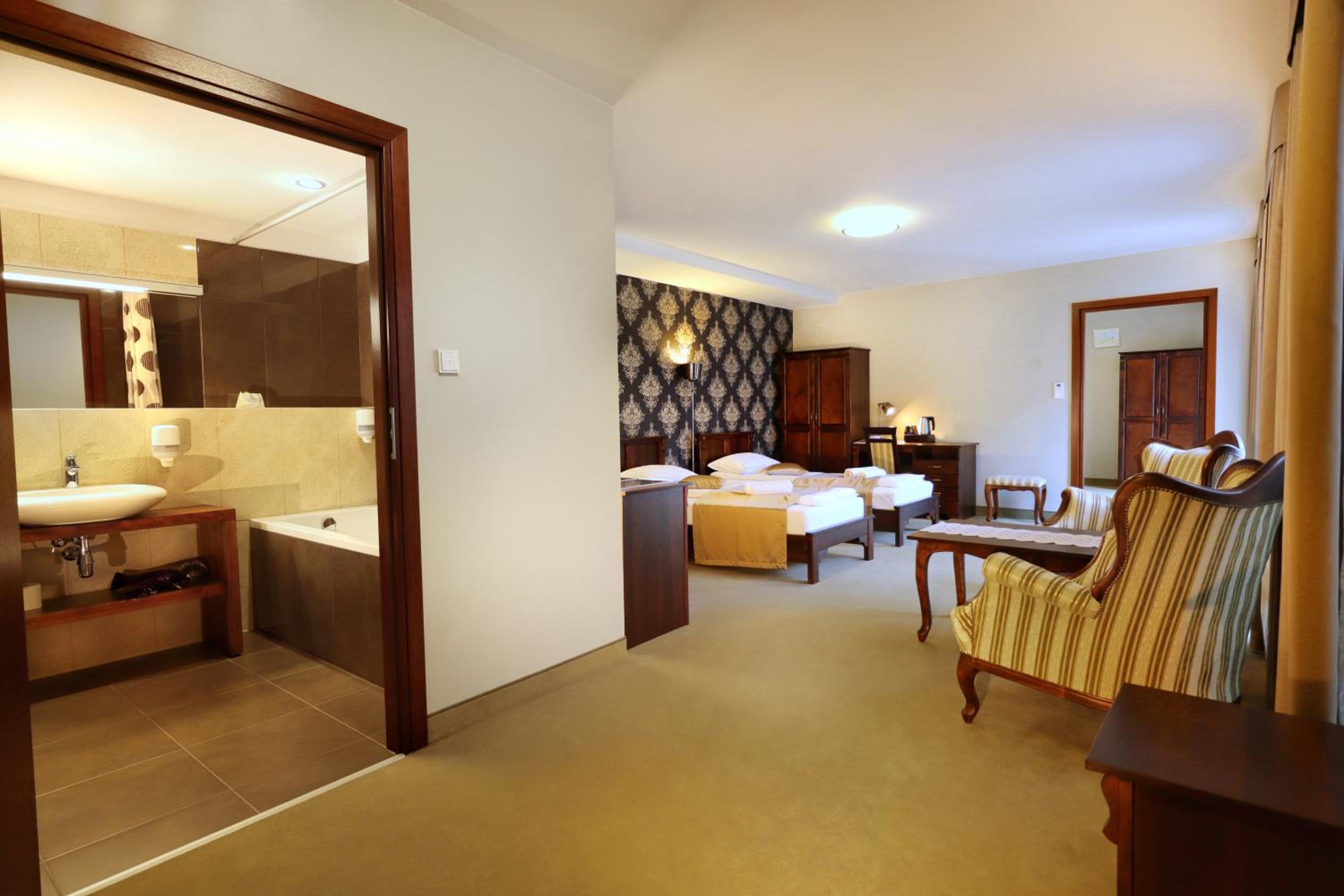 Deluxe Family Suite - Photo 4
